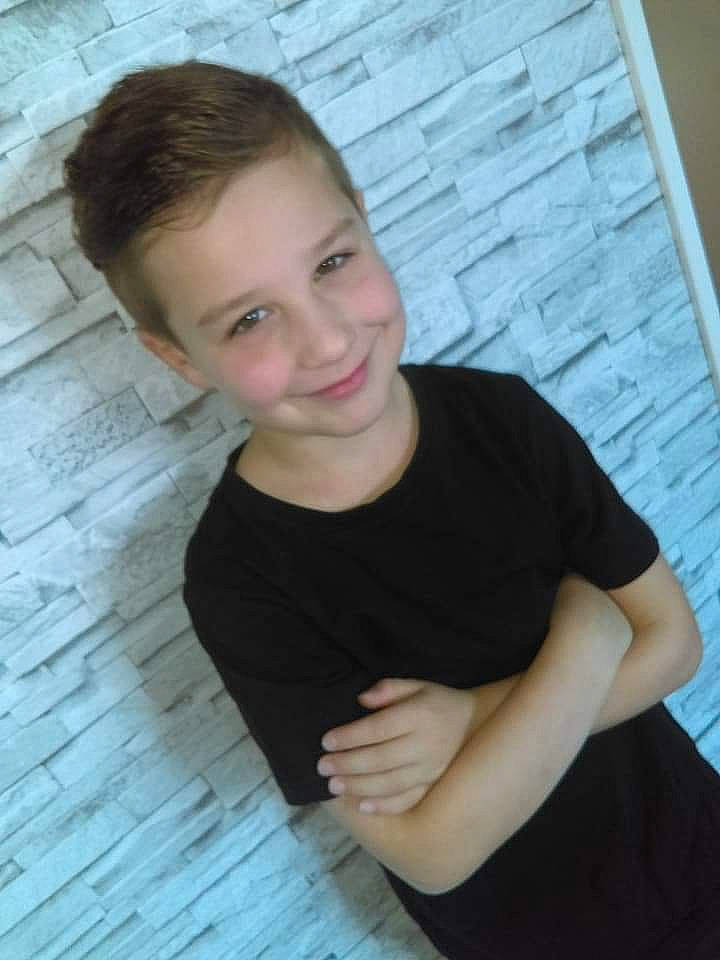 Tylian a rejoint le concours — aidez-le/la à gagner de superbes lots ! arm, black_hair, boy, brown_hair, cheek, child, chin, ear, forehead, fun, girl, hair, hairstyle, head, human_hair_color, joy, long_hair, muscle, neck, person