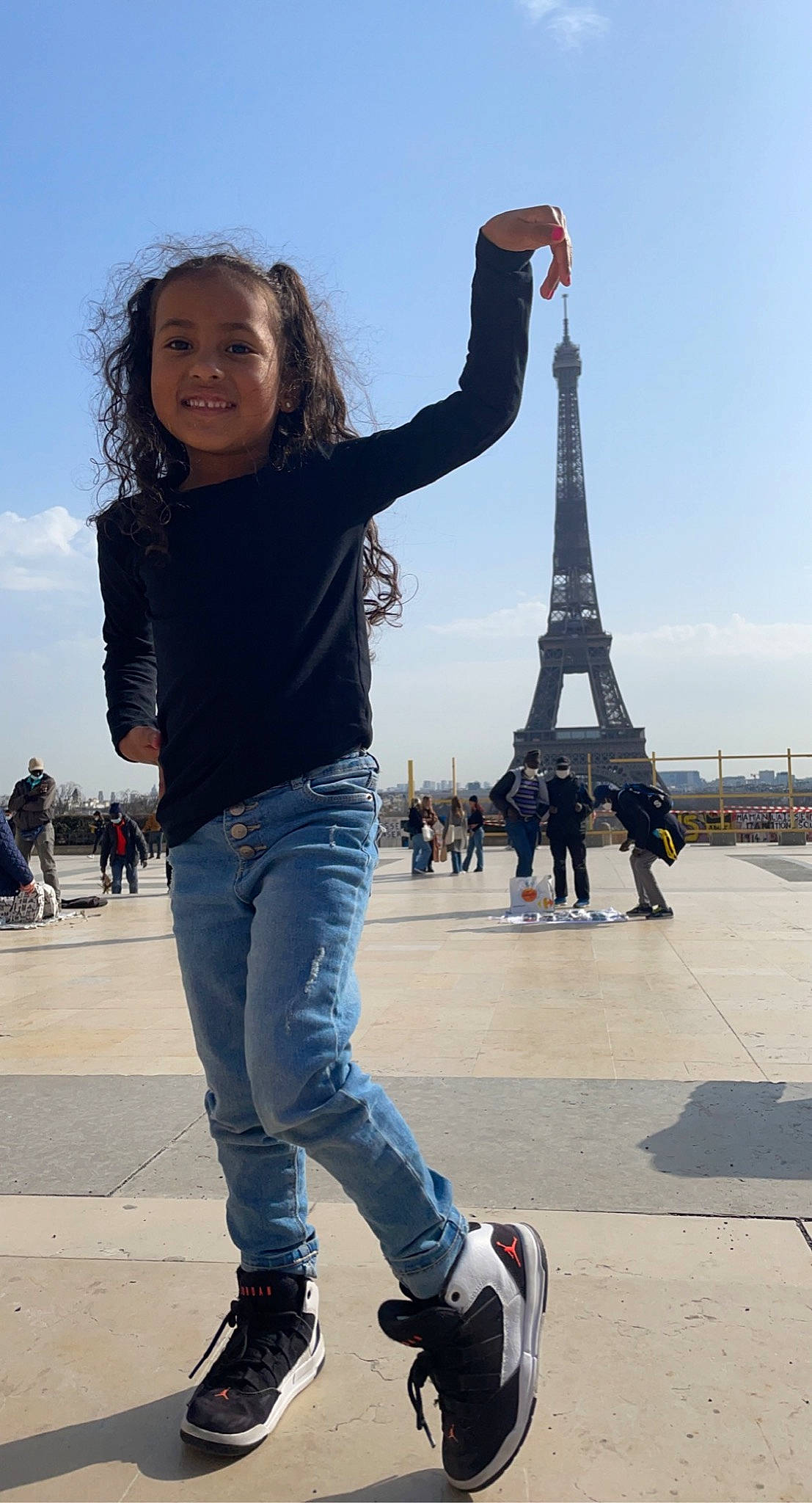 Tara participe au concours pour gagner de l'argent avec cette photo : black, denim, electric_blue, fun, gesture, happy, human_leg, jeans, joy, leisure, monument, outdoor_shoe, pattern, person, sky, sleeve, smile, standing, street_fashion, thigh