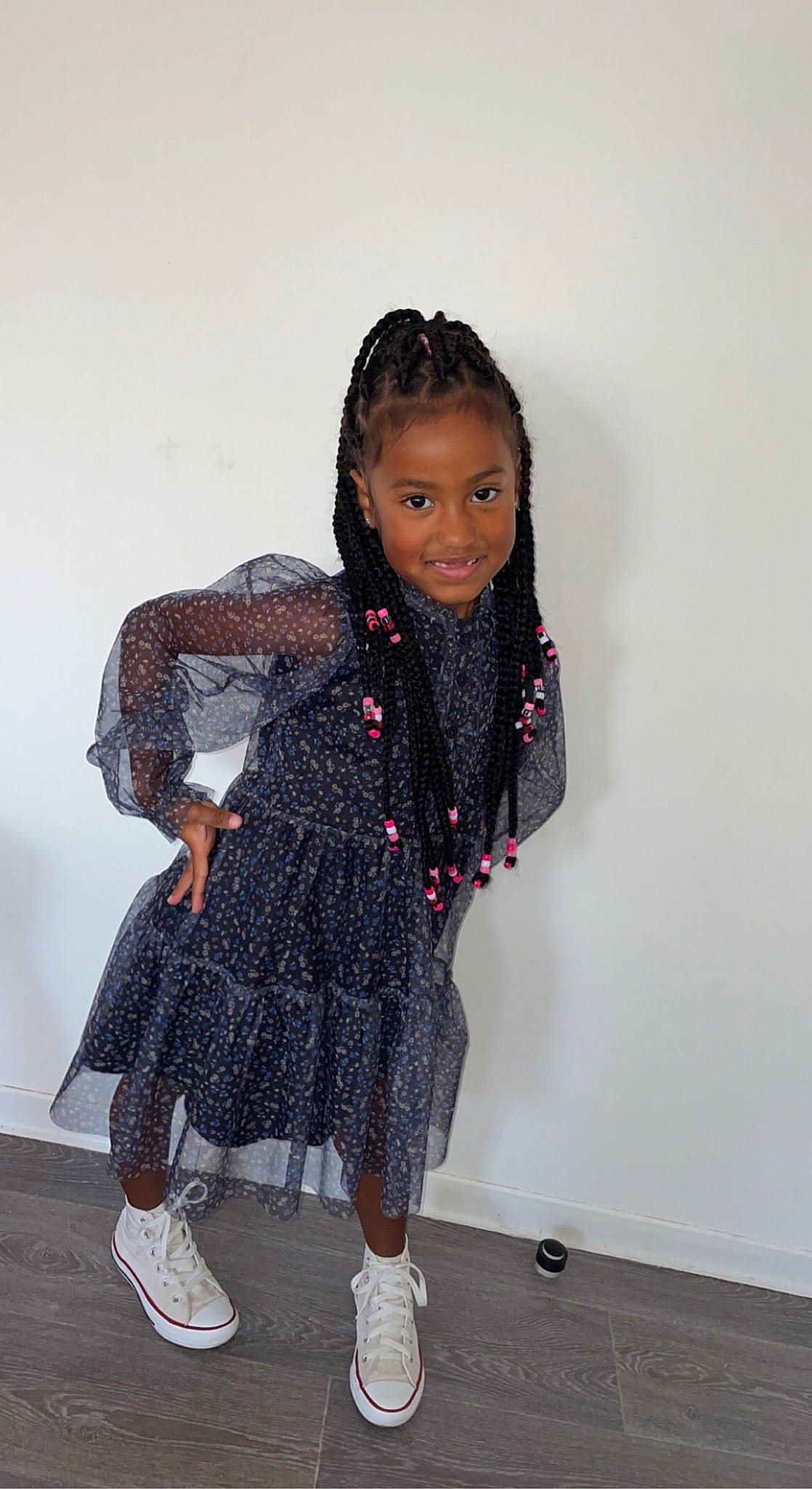 Tara a rejoint le concours — aidez-le/la à gagner de superbes lots ! baby_toddler_clothing, black_hair, clothing, fashion_design, flooring, footwear, hair, happy, joy, knee, leg, pattern, person, shoe, shoulder, sleeve, sneakers, sock, stole, street_fashion