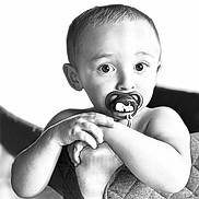 Hayden a rejoint le concours — aidez-le/la à gagner de superbes lots ! baby, black_and_white, chair, child, closeup, curiosity, cushion, cute, expression, eyes, face, hair, hands, indoor, infant, innocence, pacifier, portrait, skin, toddler