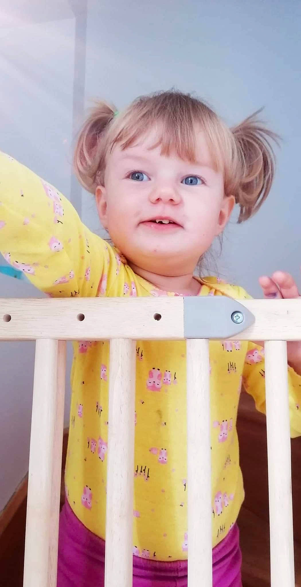 Lara a rejoint le concours — aidez-le/la à gagner de superbes lots ! baby_toddler_clothing, blond, cheek, child, eye, facial_expression, finger, fun, happy, nursery, people, person, pink, play, product, skin, sleeve, standing, t_shirt, toddler