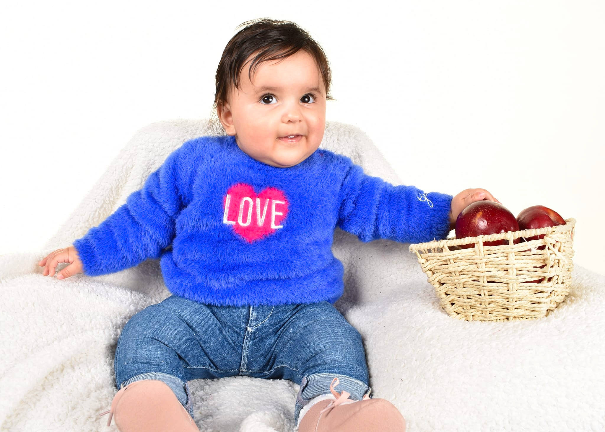 Lyana participe au concours pour gagner de l'argent avec cette photo : baby, baby_products, baby_toddler_clothing, basket, child, clothing, comfort, denim, electric_blue, fashion_accessory, happy, home_accessories, pattern, person, sitting, sleeve, smile, storage_basket, t_shirt, toddler
