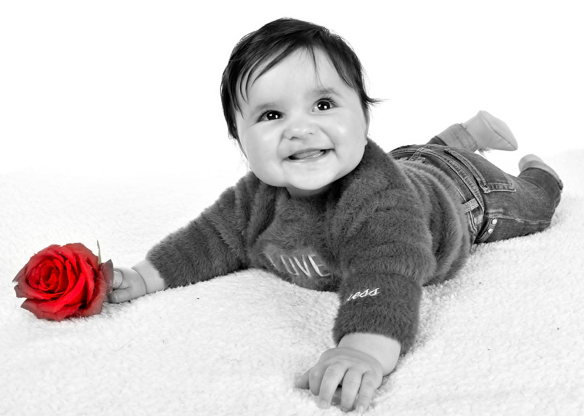 Lyana a rejoint le concours — aidez-le/la à gagner de superbes lots ! baby, baby_toddler_clothing, black_and_white, cheek, comfort, facial_expression, flash_photography, flooring, flower, gesture, happy, joy, monochrome_photography, nose, people, person, plant, rose, skin, sleeve