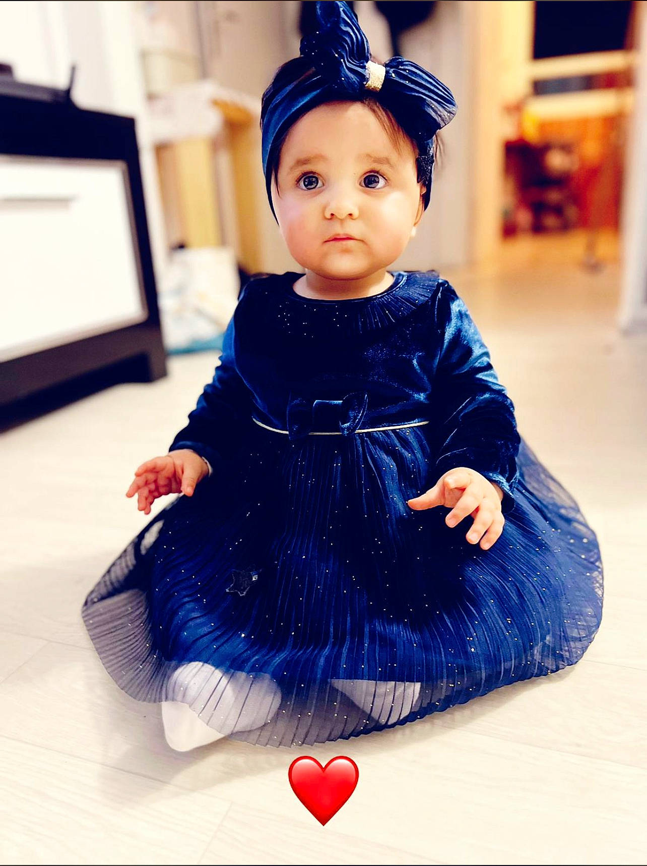 Lyana participe au concours pour gagner de l'argent avec cette photo : baby, baby_toddler_clothing, blue, child, day_dress, dress, electric_blue, fashion_design, happy, one_piece_garment, pattern, person, photograph, shoulder, sitting, skin, sleeve, street_fashion, textile, toddler