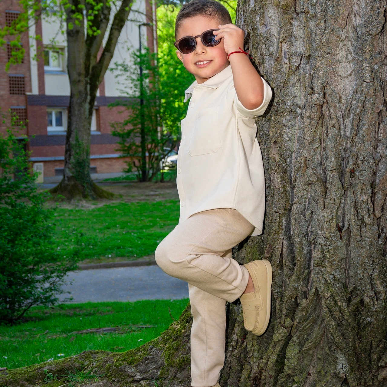 Thiago a rejoint le concours — aidez-le/la à gagner de superbes lots ! accessories, boy, child, clothing, coat, face, footwear, grass, head, longsleeve, male, pants, person, photography, plant, portrait, shoe, sunglasses, tree, treetrunk
