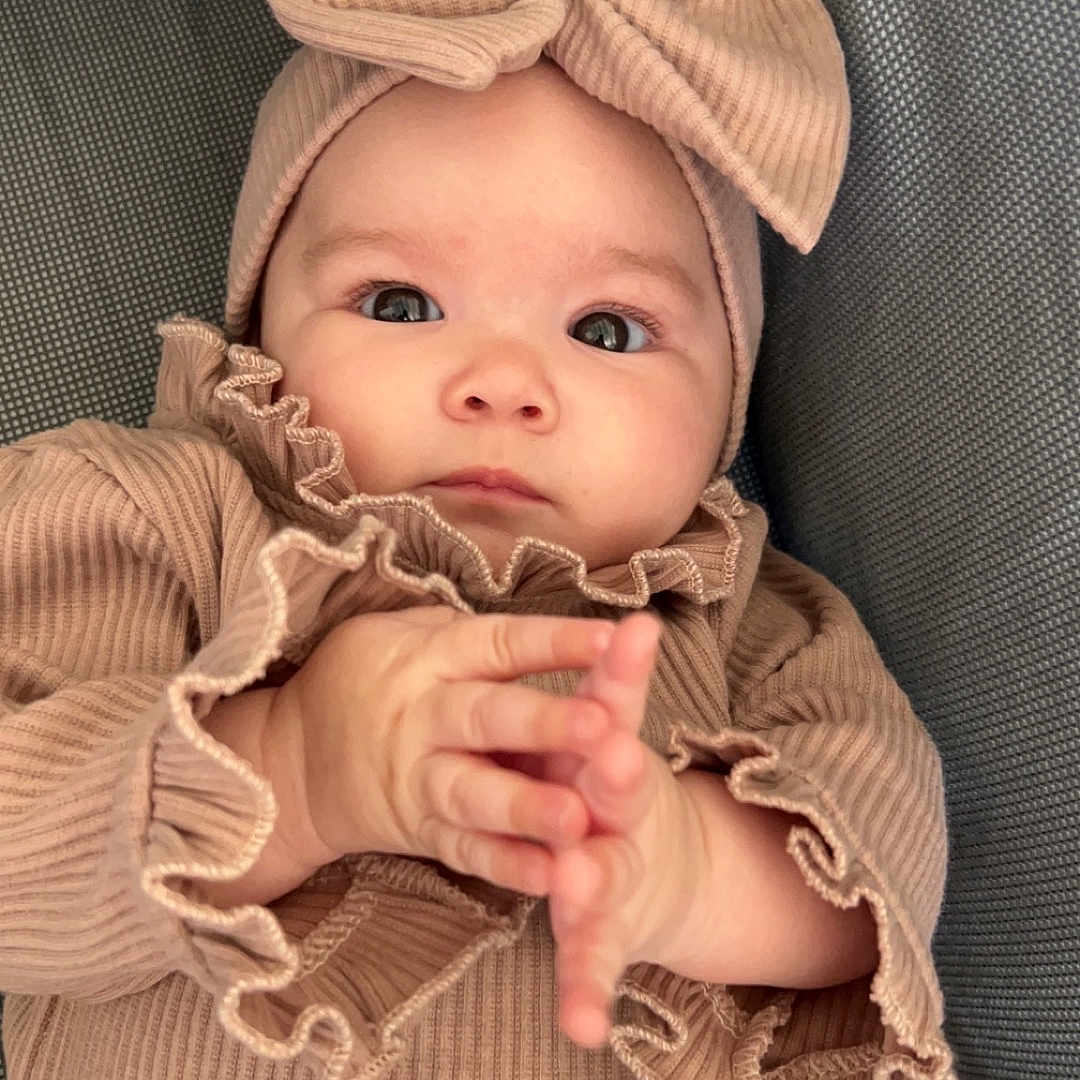 Malya a rejoint le concours — aidez-le/la à gagner de superbes lots ! baby, beanie, bodypart, bonnet, cap, clothing, couch, face, finger, furniture, hand, hat, head, knitwear, newborn, pants, person, photography, portrait, sweater