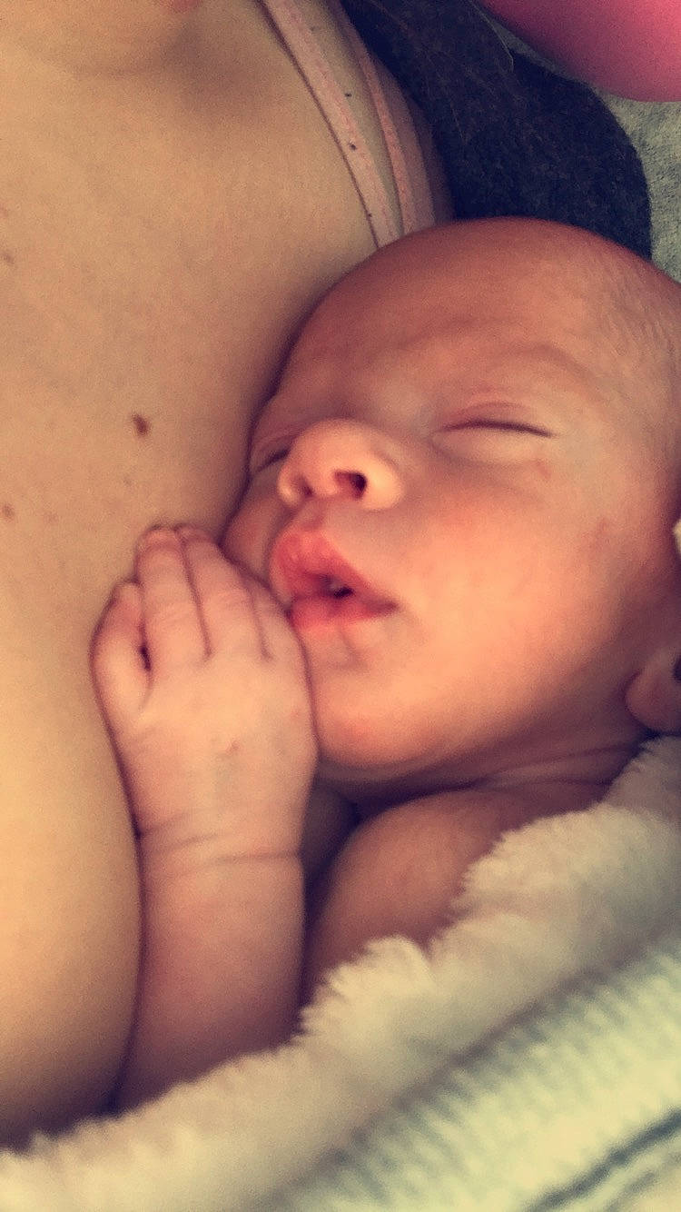 Tiago participe au concours pour gagner de l'argent avec cette photo : arm, baby, beauty, cheek, child, chin, close_up, eye, eyebrow, face, finger, forehead, hand, head, lip, mouth, muscle, nose, person, skin