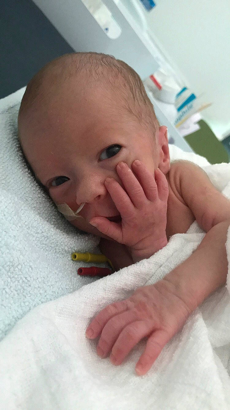 Tiago a rejoint le concours — aidez-le/la à gagner de superbes lots ! baby, bedtime, cheek, child, eye, face, finger, forehead, hand, head, lip, mouth, nail, nose, person, skin, thumb, toddler