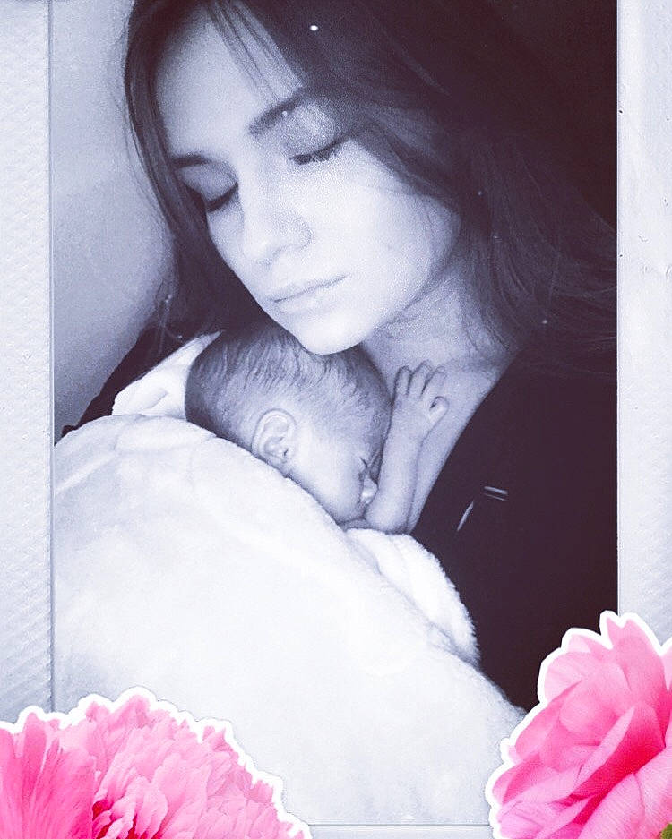 Tiago participe au concours pour gagner de l'argent avec cette photo : beauty, black_hair, brown_hair, eye, eyelash, flower, hand, lip, long_hair, person, petal, photography, pink, plant, portrait, rose, rose_family, rose_order, skin, smile