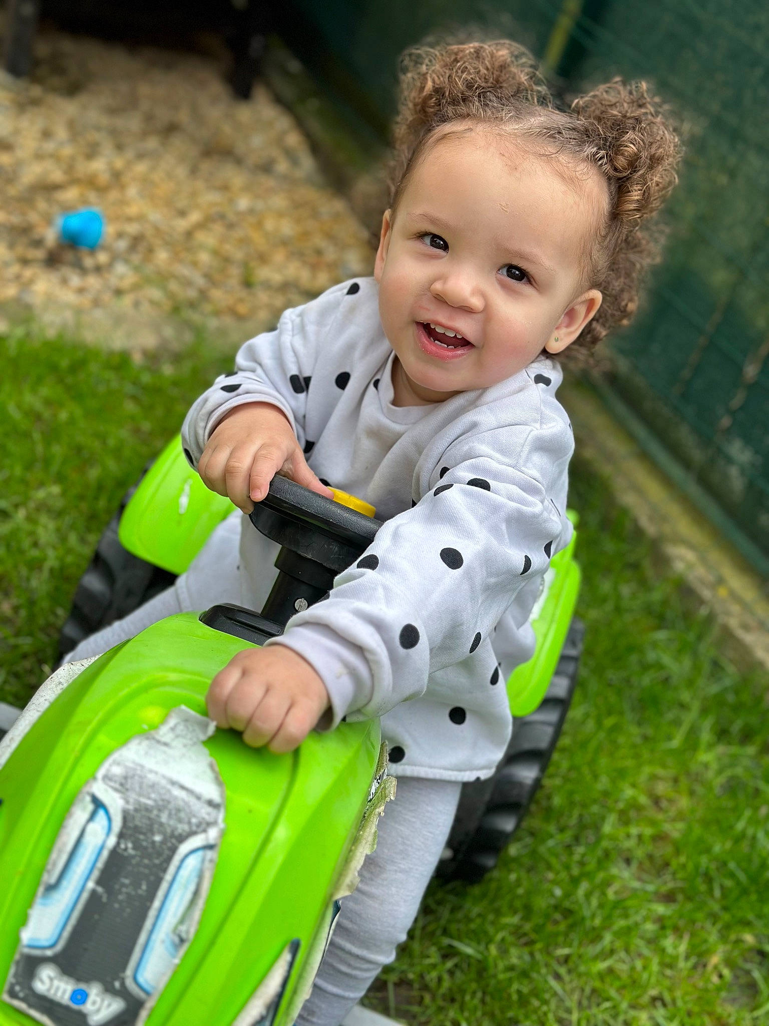 Zeïna a rejoint le concours — aidez-le/la à gagner de superbes lots ! baby, baby_carriage, baby_products, baby_toddler_clothing, child, city, fun, grass, happy, jacket, joy, lawn, leisure, outdoor_play_equipment, people_in_nature, person, plant, recreation, sitting, smile