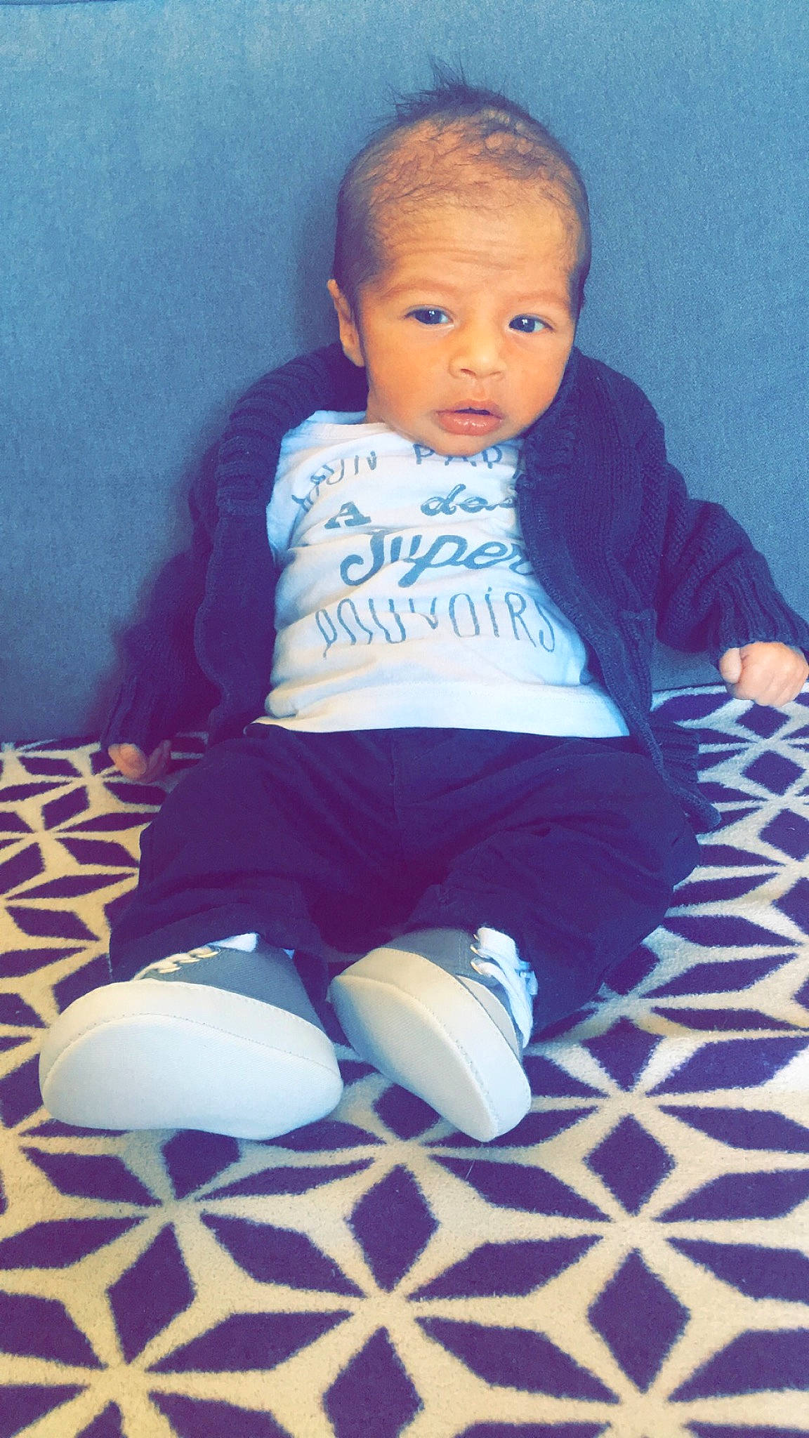 Khalil a rejoint le concours — aidez-le/la à gagner de superbes lots ! baby, baby_toddler_clothing, blue, comfort, electric_blue, eye, face, flash_photography, happy, human_body, iris, knee, leg, neck, person, purple, sleeve, t_shirt, textile, thigh