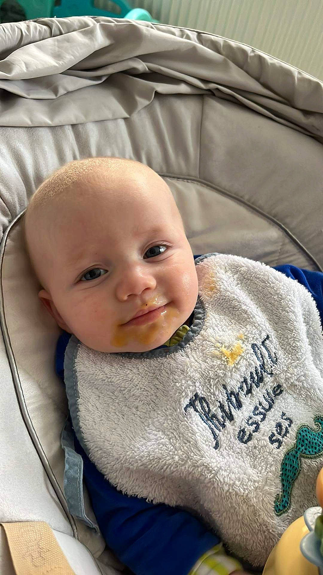 Thibault participe au concours pour gagner de l'argent avec cette photo : baby, baby_carriage, baby_products, baby_toddler_clothing, cheek, child, comfort, facial_expression, grey, happy, iris, linens, person, product, sitting, skin, sleeve, smile, t_shirt, textile