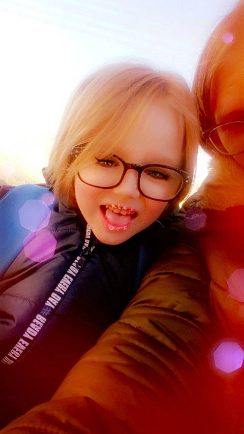 Kylaenn a rejoint le concours — aidez-le/la à gagner de superbes lots ! beauty, blond, child, cool, eye, eyewear, face, fun, glasses, hair, hair_coloring, hairstyle, lip, mouth, nose, person, photography, portrait, selfie, smile