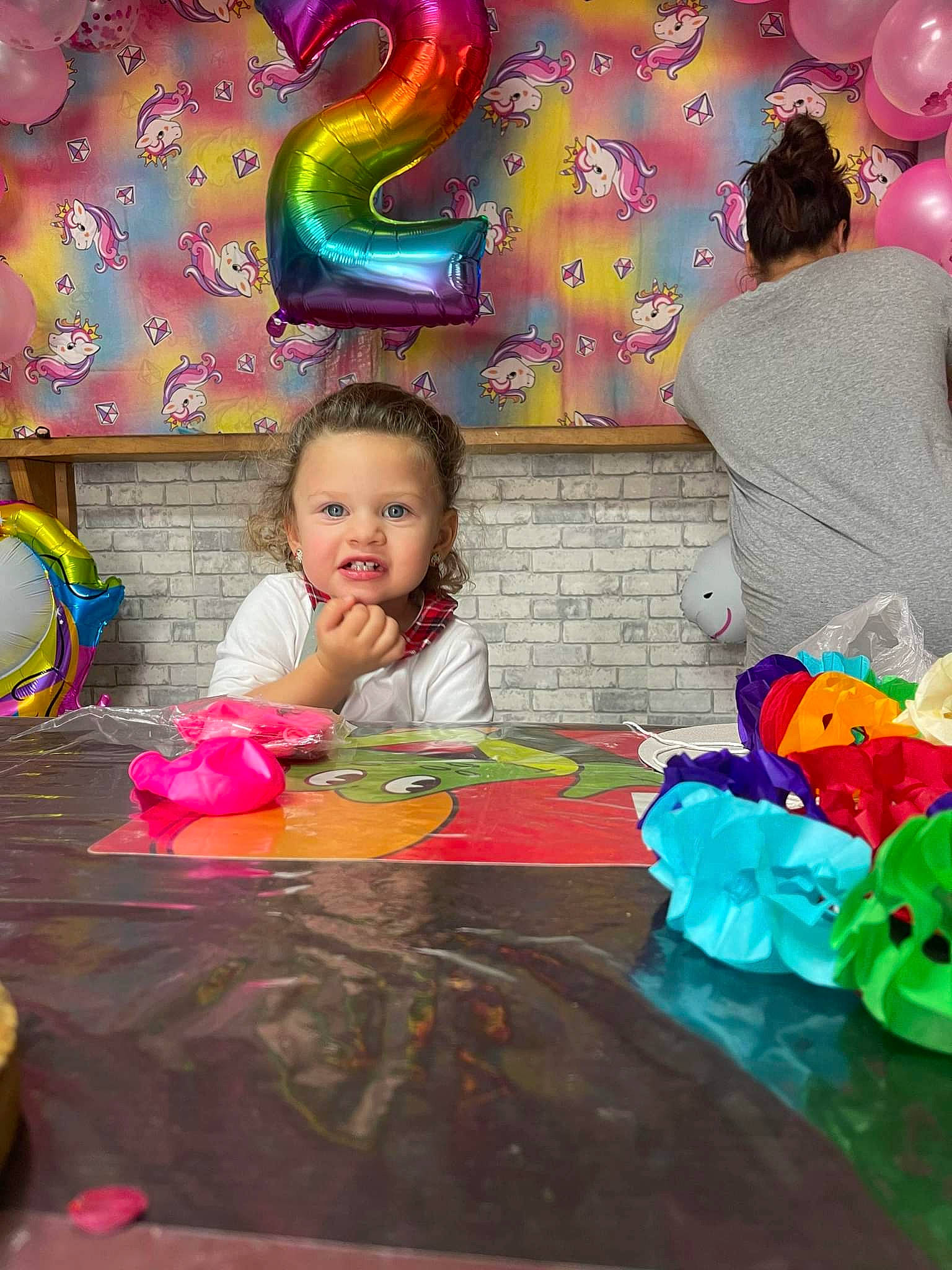Hailey participe au concours pour gagner de l'argent avec cette photo : adaptation, art, baby, balloon, child, event, fun, happy, leisure, party, party_supply, person, pink, play, room, sharing, sitting, sweetness, table, toddler