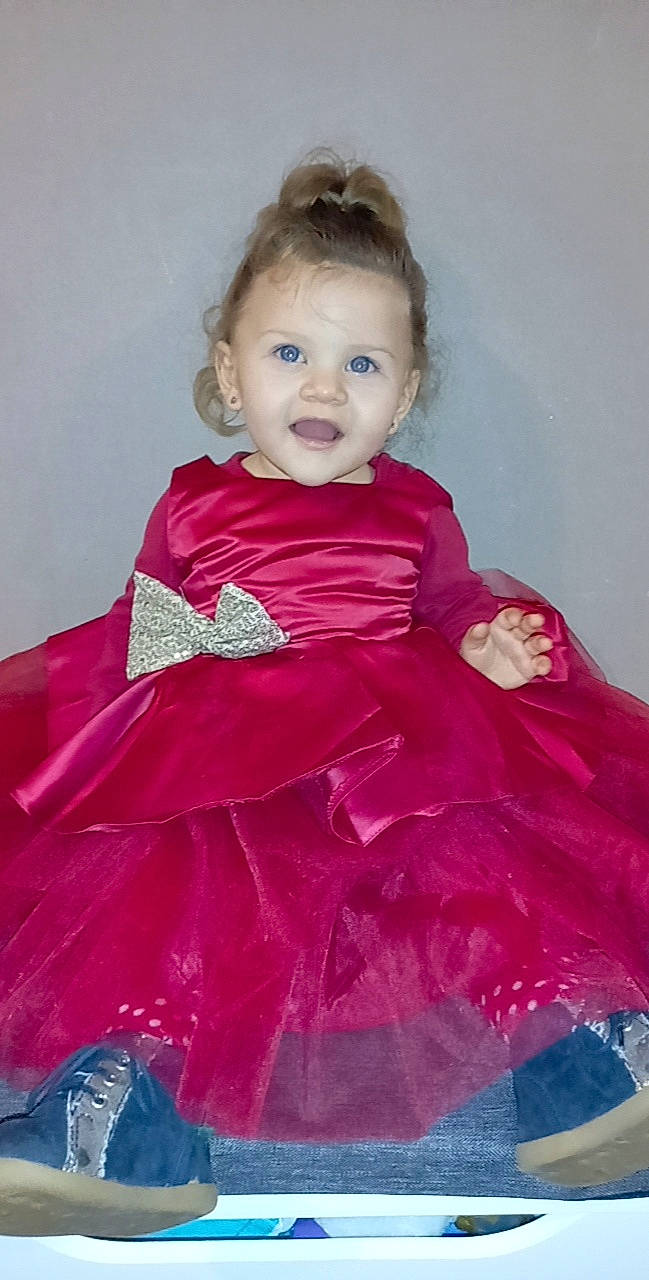 Hailey a rejoint le concours — aidez-le/la à gagner de superbes lots ! baby_toddler_clothing, bridal_party_dress, day_dress, dress, embellishment, face, fashion_design, gown, happy, iris, magenta, neck, one_piece_garment, person, pink, purple, sleeve, smile, textile, toddler