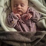 Nina a rejoint le concours — aidez-le/la à gagner de superbes lots ! baby, sleeping, blanket, onesie, cozy, infant, child, soft, cute, peaceful, hands, face, indoors, resting, warm, fabric, pattern, portrait, newborn, comfort