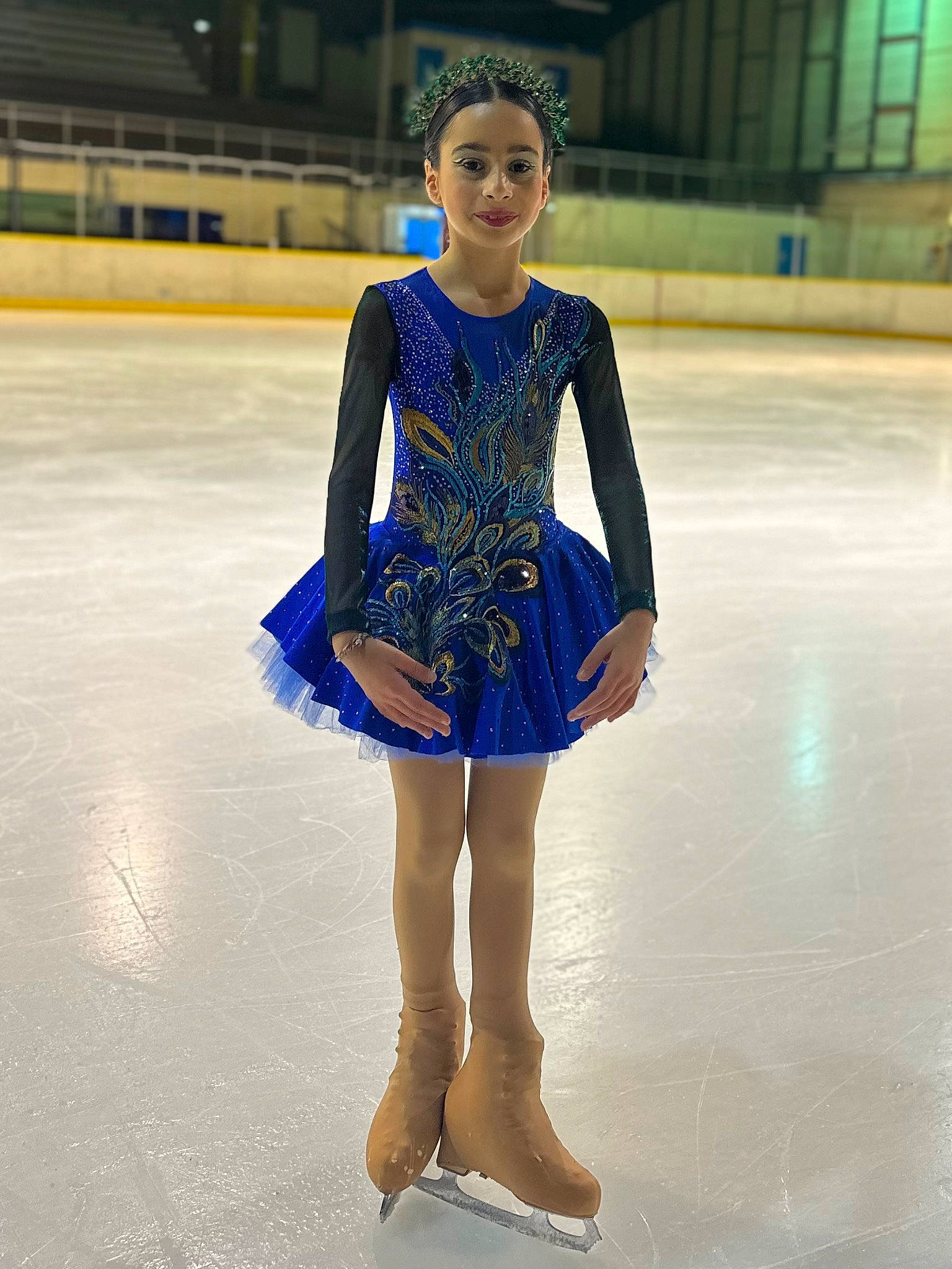 Elisa participe au concours pour gagner de l'argent avec cette photo : electric_blue, event, fashion_design, fashion_model, haute_couture, head, human_leg, ice_rink, ice_skating, knee, leisure, one_piece_garment, pattern, person, recreation, runway, sandal, sleeve, sportswear, thigh