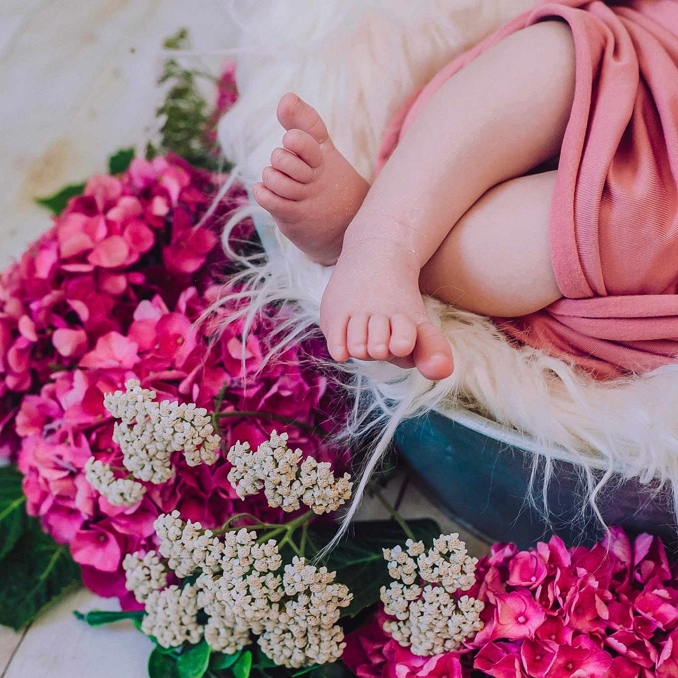 Chadia participe au concours pour gagner de l'argent avec cette photo : artwork, bouquet, cornales, cut_flowers, dress, floral_design, floristry, flower, flower_arranging, flowering_plant, hand, hydrangea, impatiens, magenta, petal, pink, pink_family, plant, purple, rose