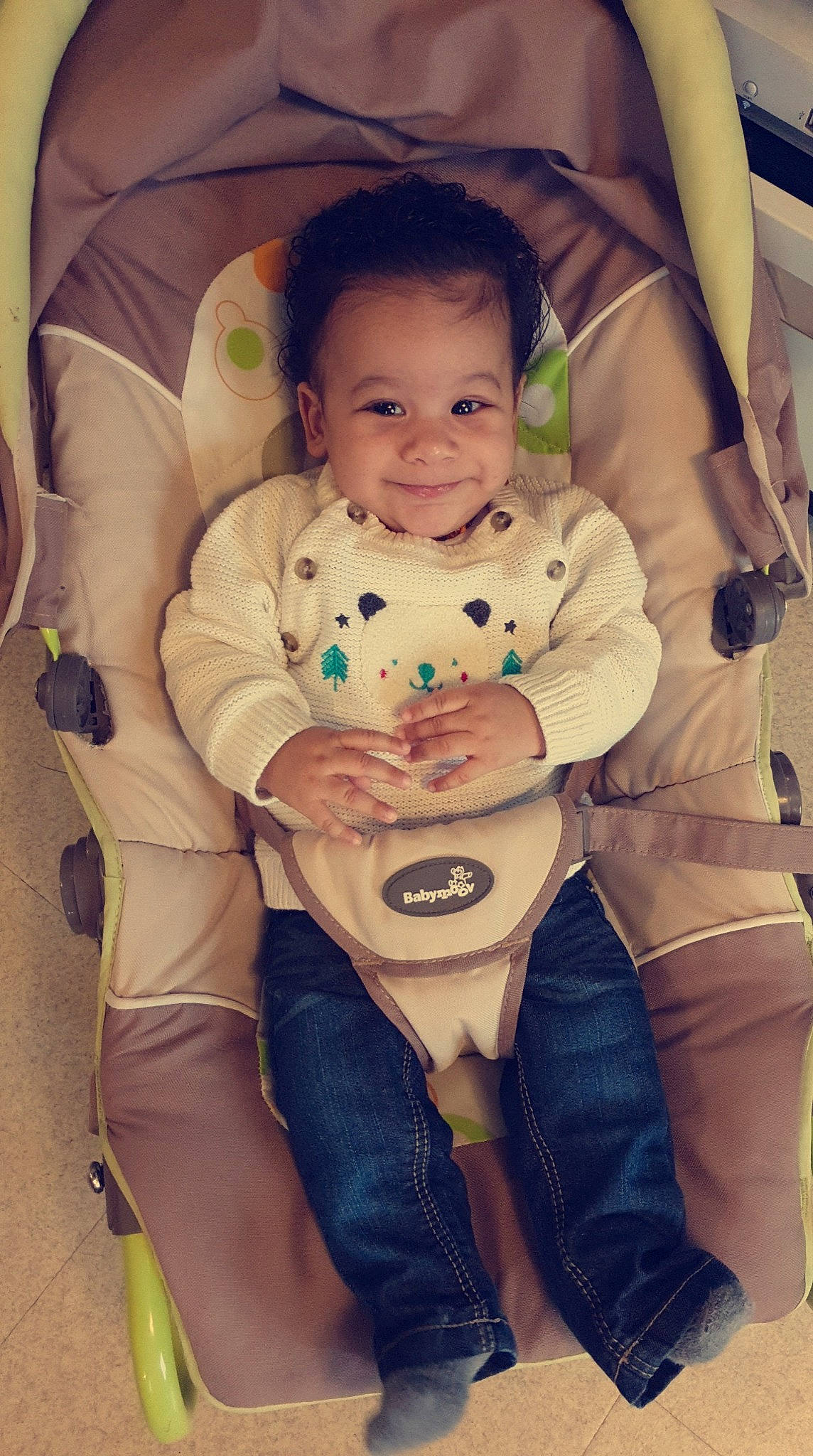 Kurtys participe au concours pour gagner de l'argent avec cette photo : baby, baby_carriage, baby_products, baby_safety, baby_toddler_clothing, beige, boot, cheek, child, comfort, denim, eye, face, human, joy, lap, mouth, person, product, sitting