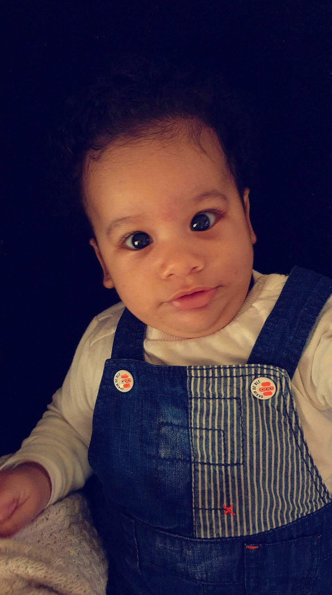 Kurtys a rejoint le concours — aidez-le/la à gagner de superbes lots ! baby, baby_toddler_clothing, button, cheek, child, child_model, chin, eye, eyebrow, forehead, iris, lip, organ, overall, person, portrait, portrait_photography, skin, sleeve, sweater_vest