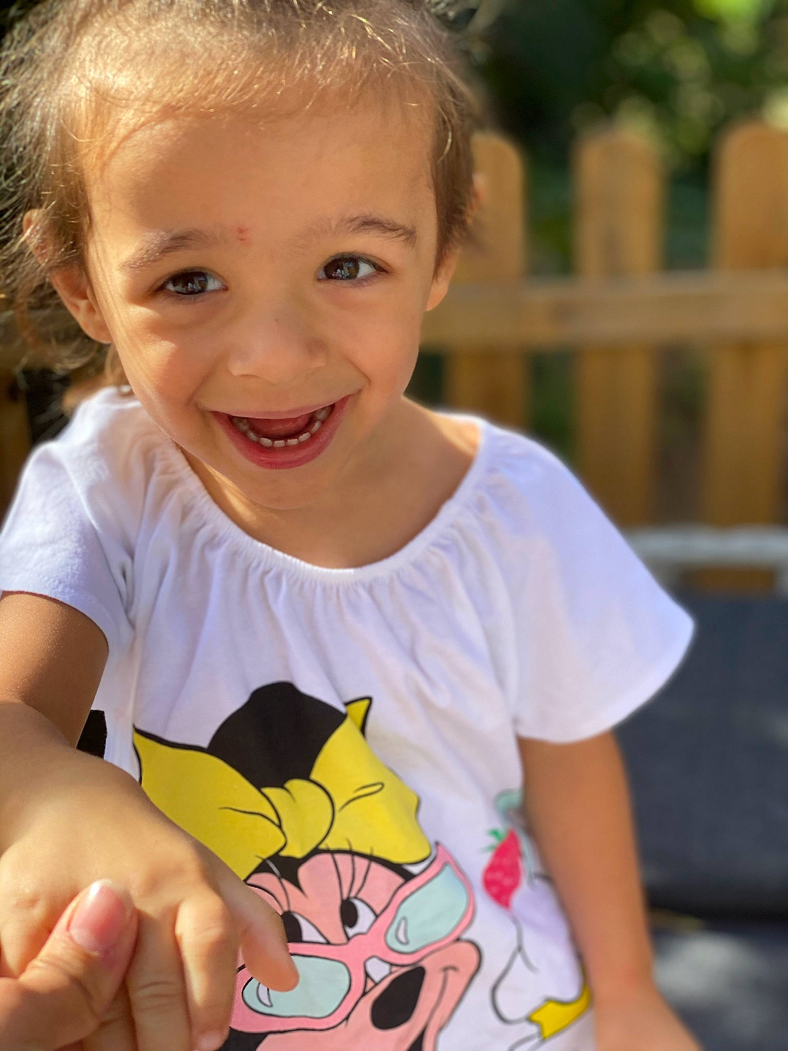 Elena participe au concours pour gagner de l'argent avec cette photo : child, ear, face, facial_expression, fun, hand, happy, head, joy, person, play, smile, t_shirt, toddler, vacation, yellow