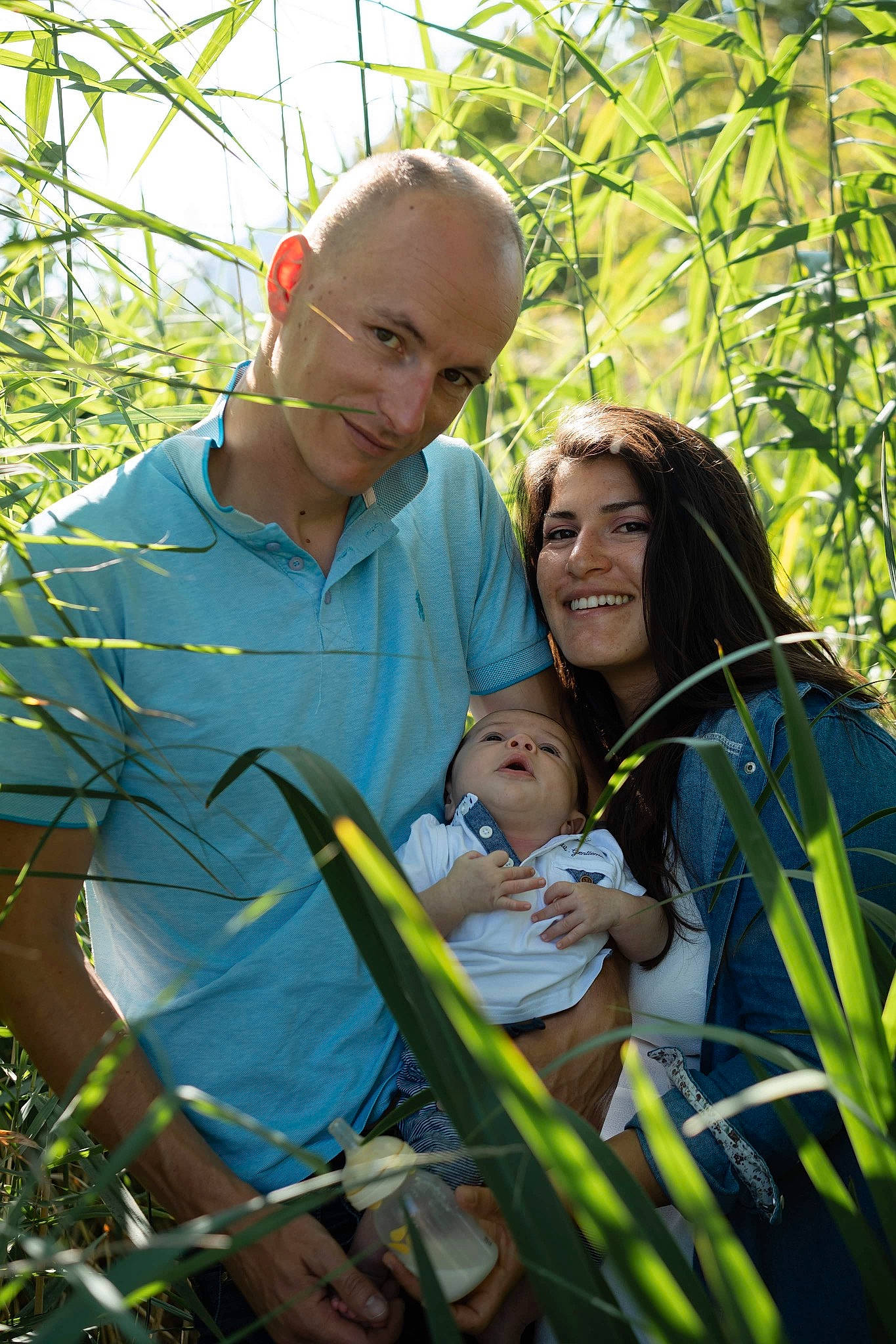 Hector a rejoint le concours — aidez-le/la à gagner de superbes lots ! adaptation, baby, baby_products, child, event, fun, garden, glasses, grass, grassland, happy, hat, joy, leisure, people_in_nature, person, plant, recreation, sitting, smile