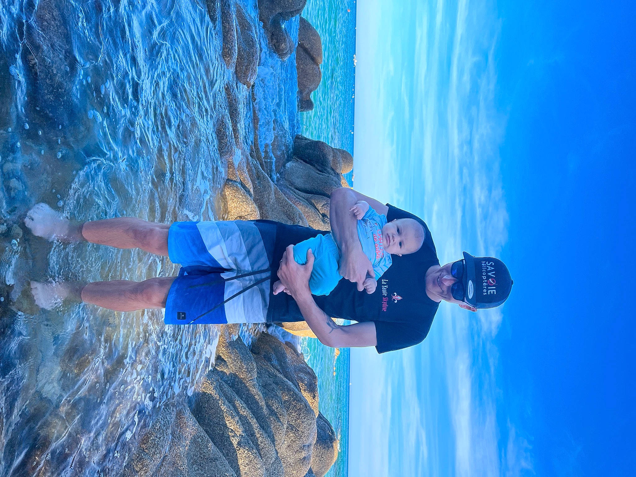 Hector participe au concours pour gagner de l'argent avec cette photo : adventure, azure, blue, cloud, electric_blue, freezing, fun, headwear, leisure, person, recreation, rock, shadow, sky, smile, travel, vacation, water