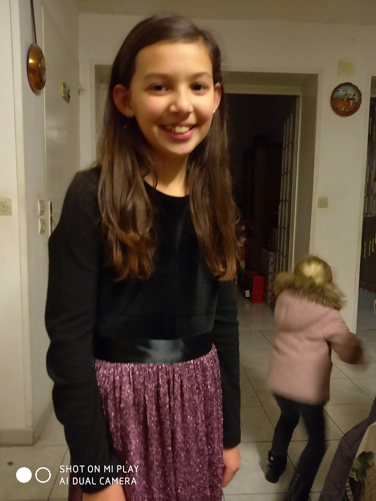 Kayliah a rejoint le concours — aidez-le/la à gagner de superbes lots ! child, clothing, joy, long_hair, outerwear, person, room, shoulder, smile, t_shirt, tights, toddler, trunk