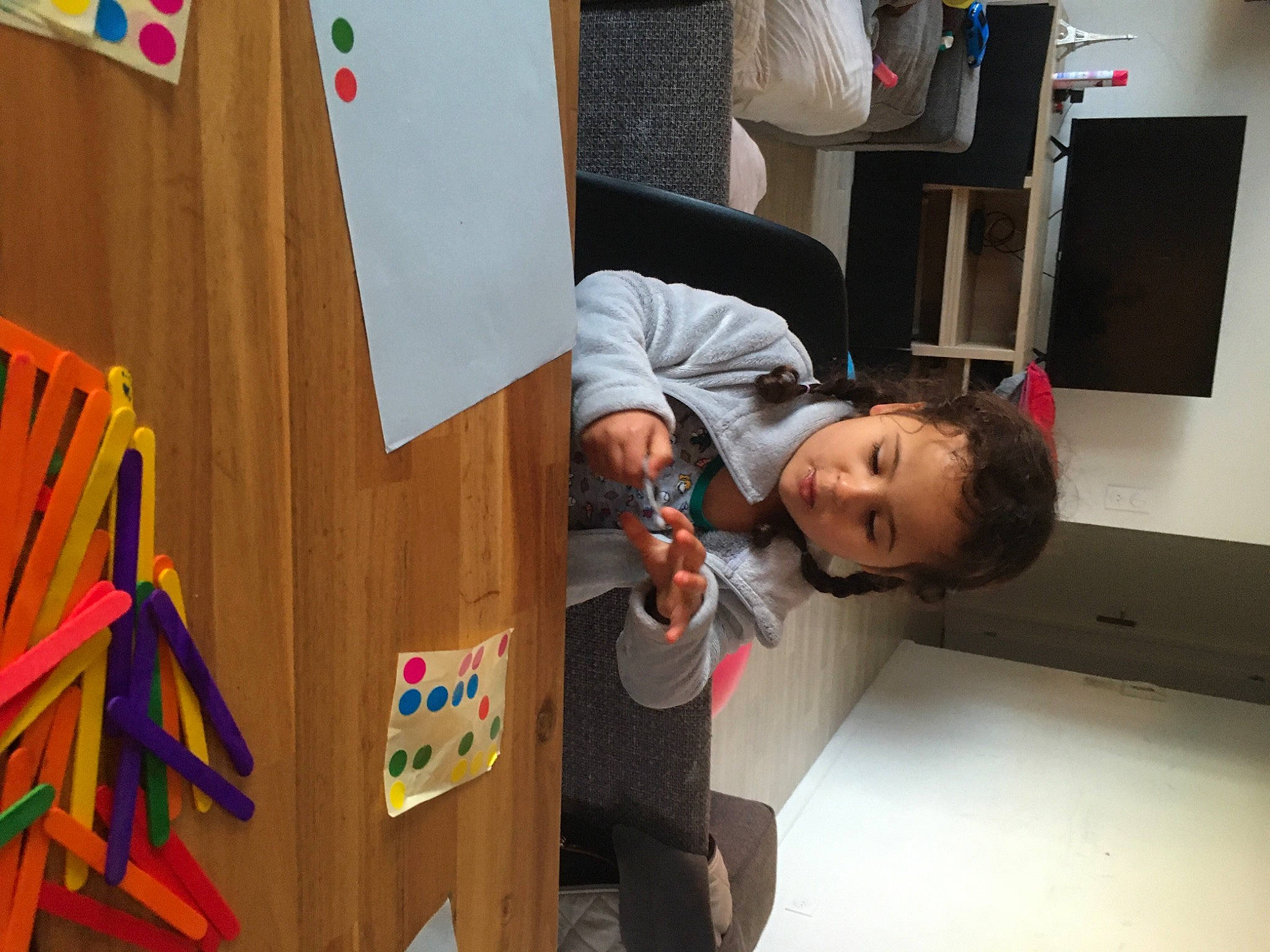 Anais participe au concours pour gagner de l'argent avec cette photo : animation, art, chair, child, event, fun, job, leisure, person, room, shelf, suit, t_shirt, toddler, visual_arts, wood