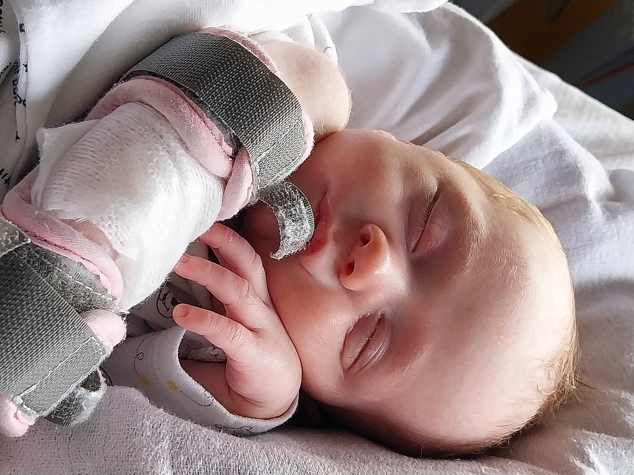 Gabin participe au concours pour gagner de l'argent avec cette photo : arm, baby, comfort, eye, eyebrow, eyelash, eyewear, finger, hand, head, headgear, human_body, jaw, lip, mouth, nail, neck, nose, person, skin