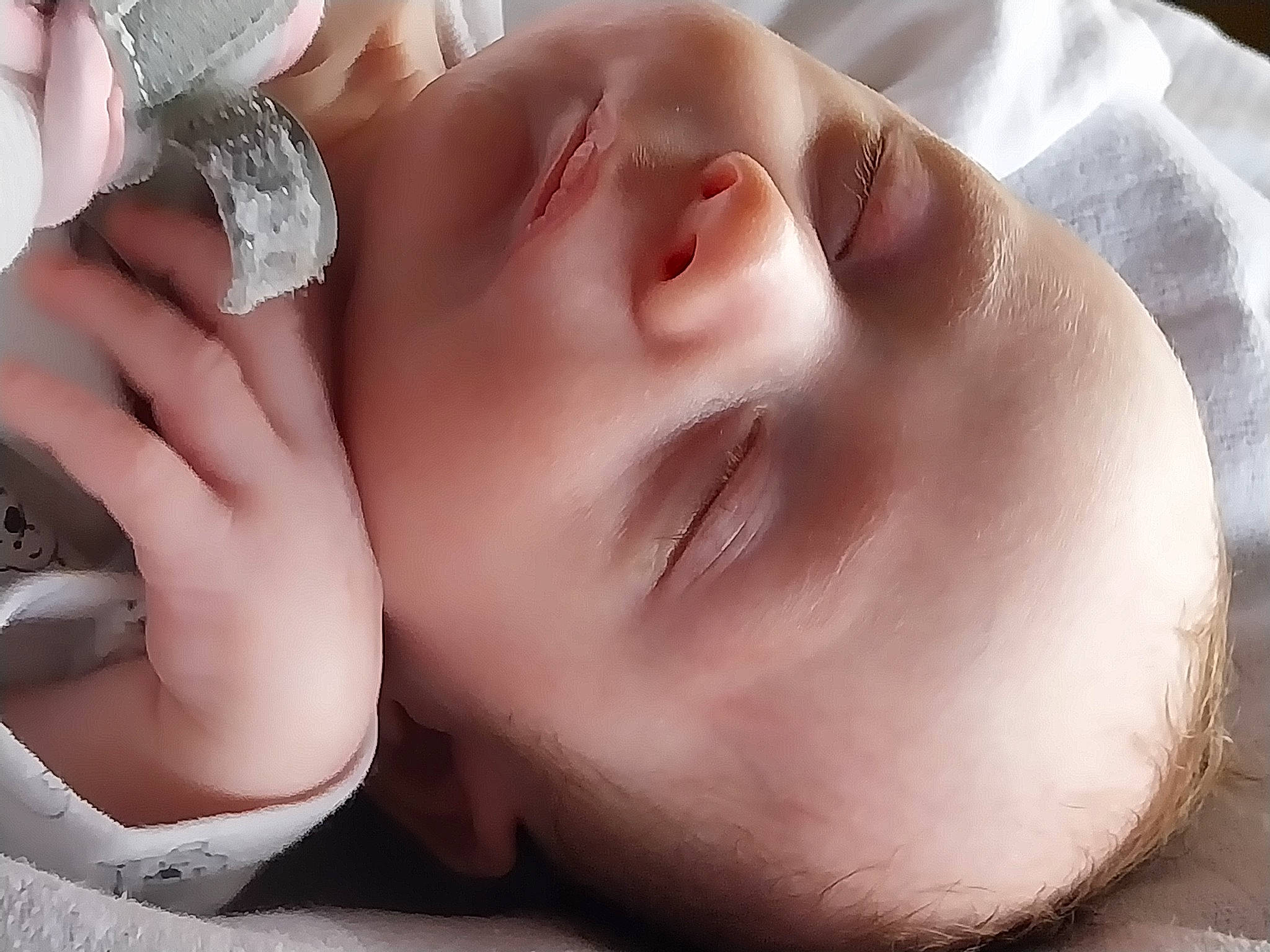 Gabin participe au concours pour gagner de l'argent avec cette photo : baby, cheek, chest, child, close_up, ear, eyelash, fashion_accessory, gesture, happy, hat, head, lip, mouth, nail, neck, nose, person, skin, thumb