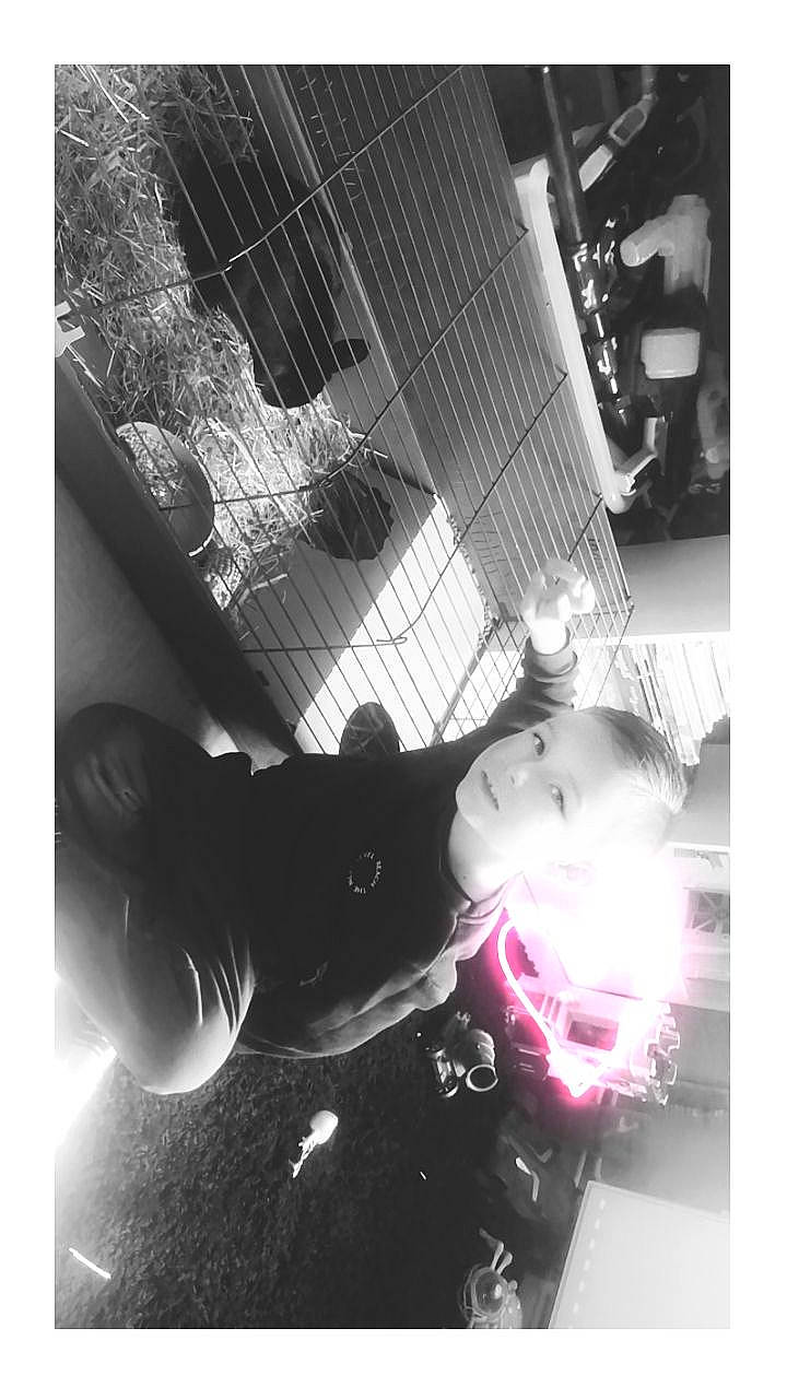 Logan participe au concours pour gagner de l'argent avec cette photo : automotive_lighting, beauty, black, black_and_white, darkness, entertainment, flooring, human_leg, light, line, monochrome, monochrome_photography, musical_instrument, person, photograph, selfie, sky, snapshot, style, tints_and_shades