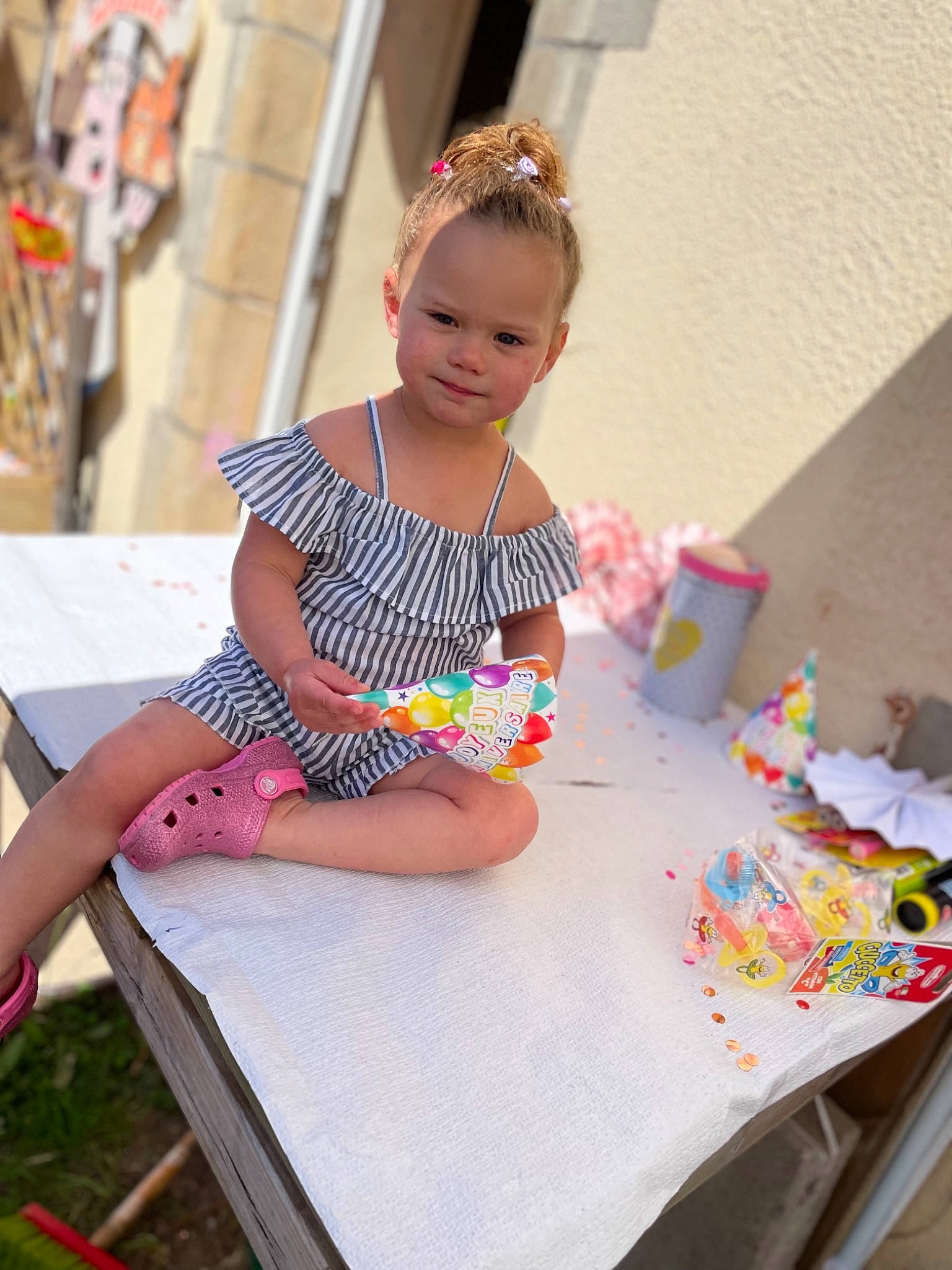 Laurie participe au concours pour gagner de l'argent avec cette photo : baby_toddler_clothing, barefoot, chair, child, event, fashion, fashion_accessory, fashion_design, fun, furniture, happy, human_leg, joy, leisure, magenta, party, person, sandal, sitting, table