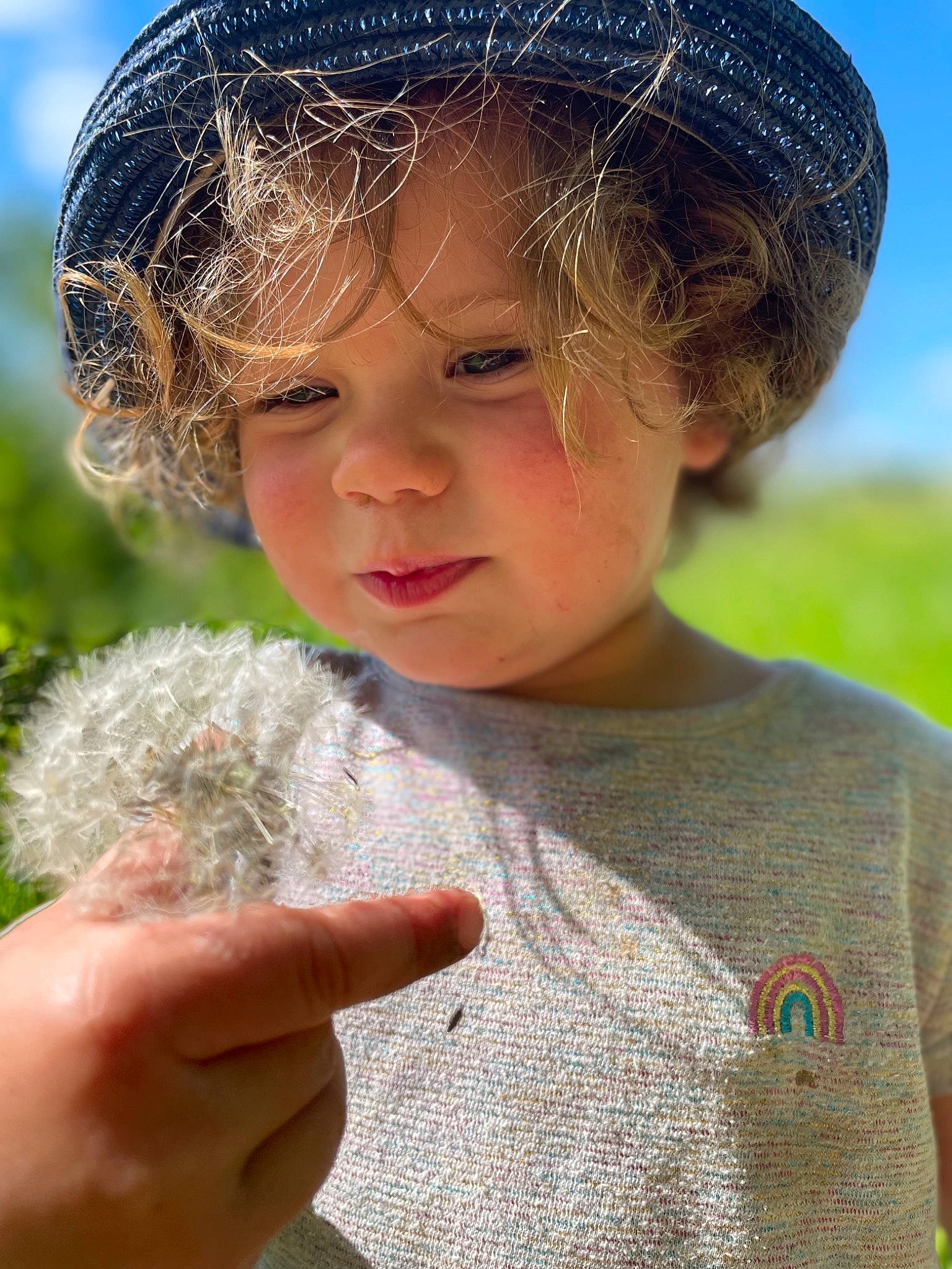 Laurie participe au concours pour gagner de l'argent avec cette photo : cap, child, close_up, eye, finger, fun, gesture, grass, grass_family, hairstyle, happy, hat, head, headwear, lip, nose, organ, people_in_nature, person, skin