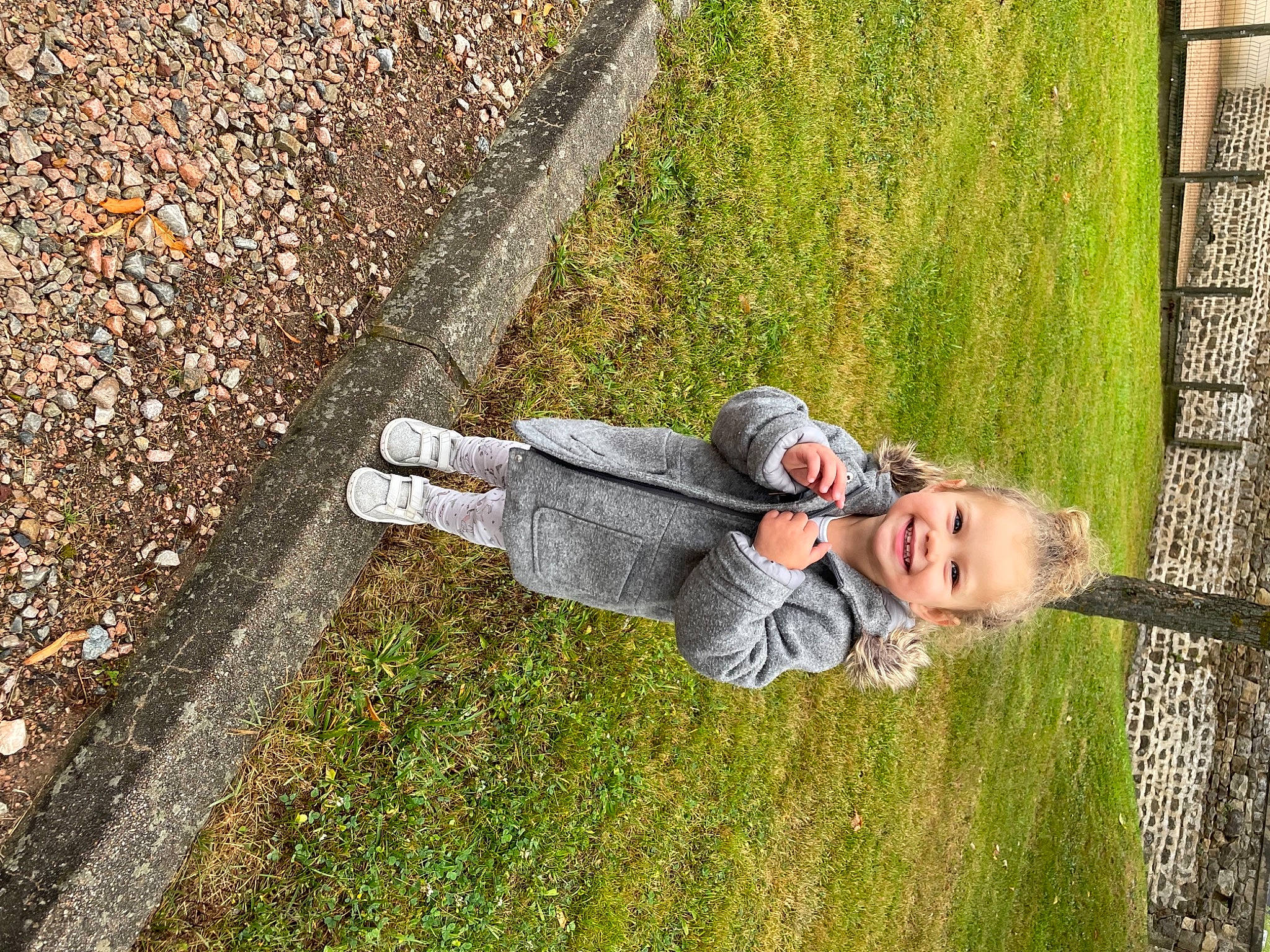 Laurie a rejoint le concours — aidez-le/la à gagner de superbes lots ! asphalt, child, fun, grass, happy, human_body, joy, landscape, lawn, leaf, leisure, people_in_nature, person, plant, recreation, road_surface, shadow, sidewalk, sitting, smile