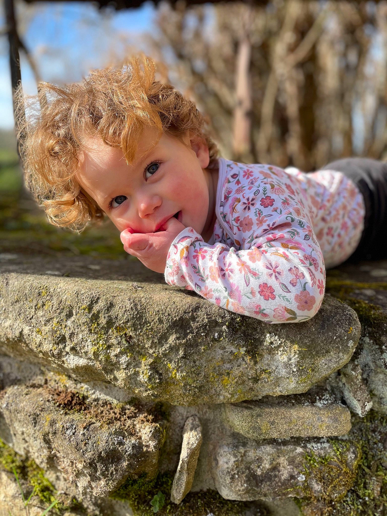 Laurie participe au concours pour gagner de l'argent avec cette photo : baby, blond, child, eye, fun, grass, grass_family, hair, happy, landscape, leaf, leisure, people_in_nature, person, plant, rock, soil, spring, sunlight, toddler