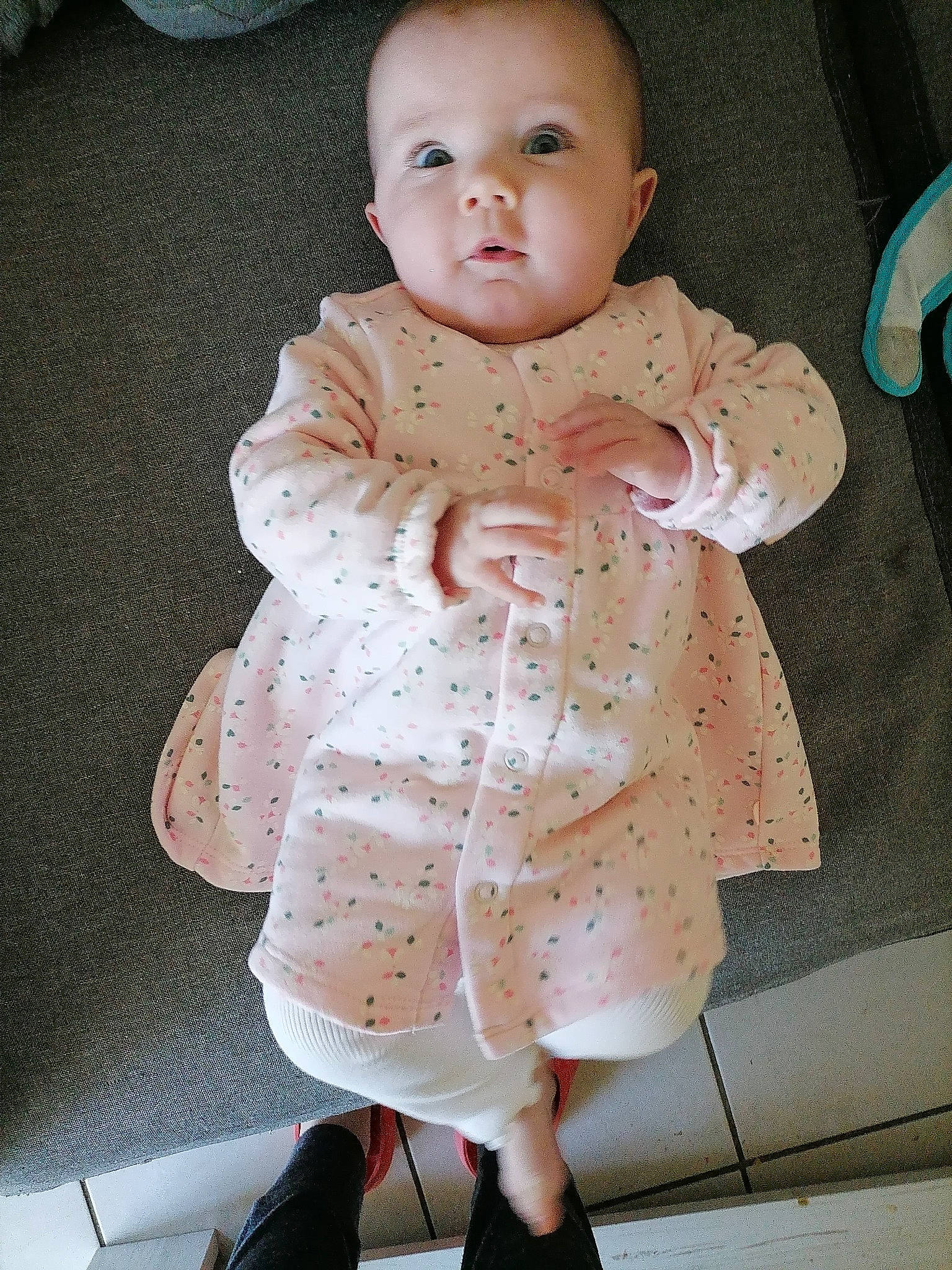 Neva a rejoint le concours — aidez-le/la à gagner de superbes lots ! baby, baby_products, baby_safety, baby_toddler_clothing, cheek, child, eye, face, human_leg, iris, linens, lip, one_piece_garment, pattern, person, pink, sandal, skin, sleeve, toddler