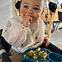 énoha a rejoint le concours — aidez-le/la à gagner de superbes lots ! toddler, child, food, messy, high_chair, plate, blue_plate, eating, indoor, table, wooden_table, cheeks, smiling, curious, face, person, clothing, home, furniture, baby_food