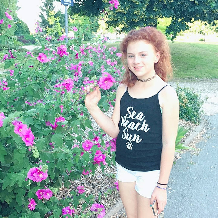 Aglae a rejoint le concours — aidez-le/la à gagner de superbes lots ! beauty, botany, child, clothing, fashion, flower, green, joy, outerwear, person, pink, plant, shorts, shoulder, sleeve, smile, spring, summer, t_shirt, textile