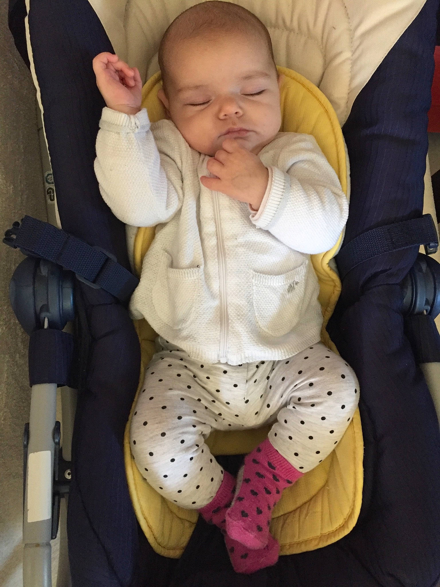 Talya a rejoint le concours — aidez-le/la à gagner de superbes lots ! arm, baby, baby_carriage, baby_in_car_seat, baby_products, car_seat, cheek, child, finger, head, leg, person, pink, product, sitting, skin, toddler