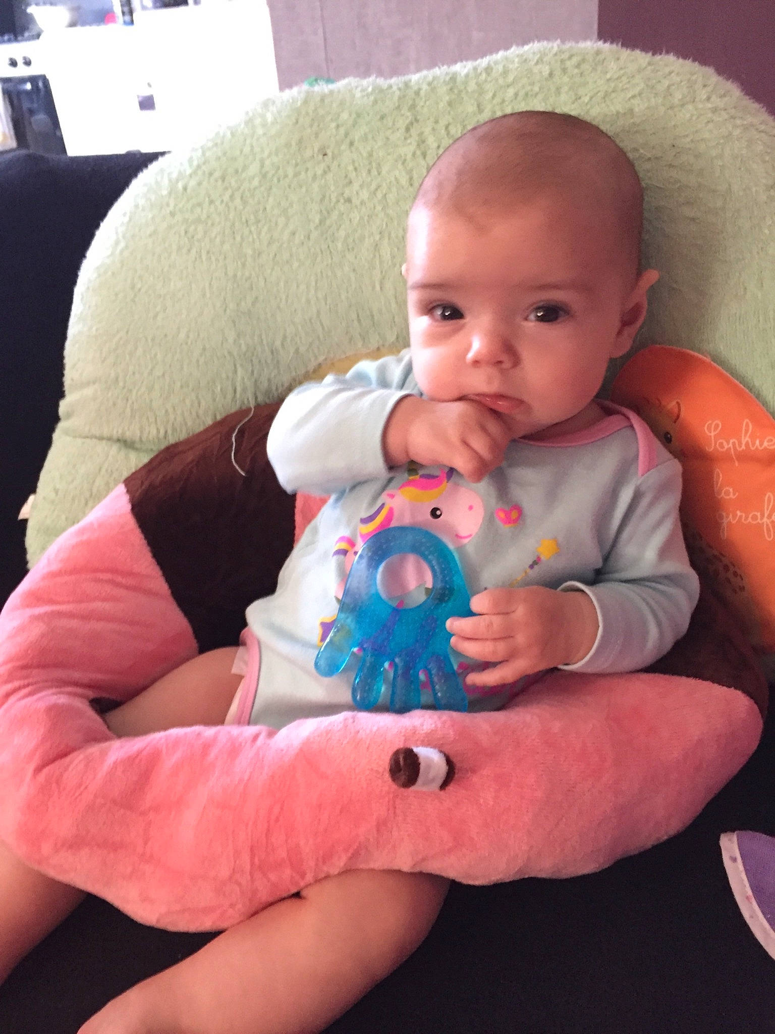 Talya a rejoint le concours — aidez-le/la à gagner de superbes lots ! baby, baby_products, birth, child, finger, person, product, sitting, skin, toddler