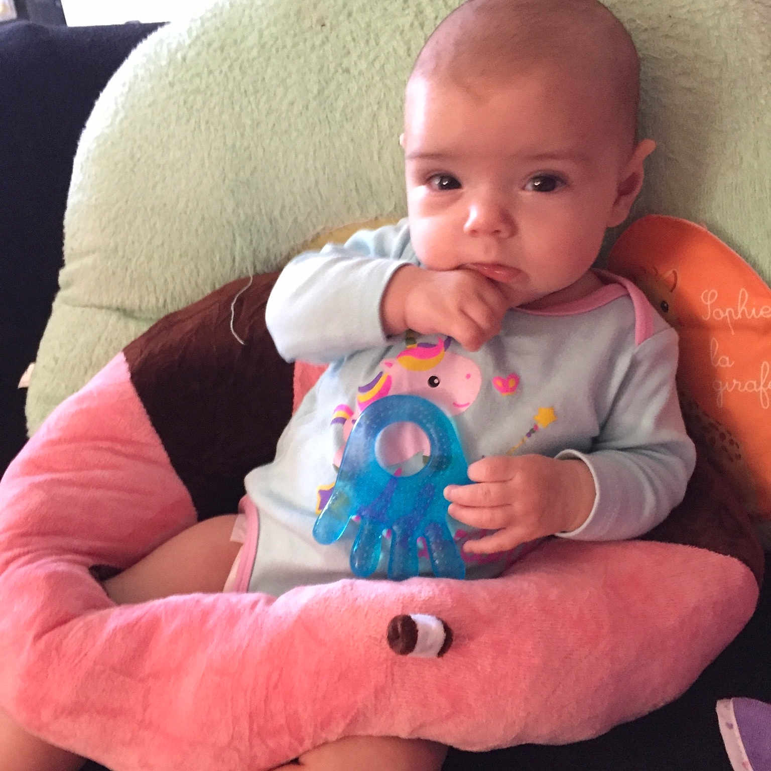 Talya a rejoint le concours — aidez-le/la à gagner de superbes lots ! baby, baby_products, birth, child, finger, person, product, sitting, skin, toddler