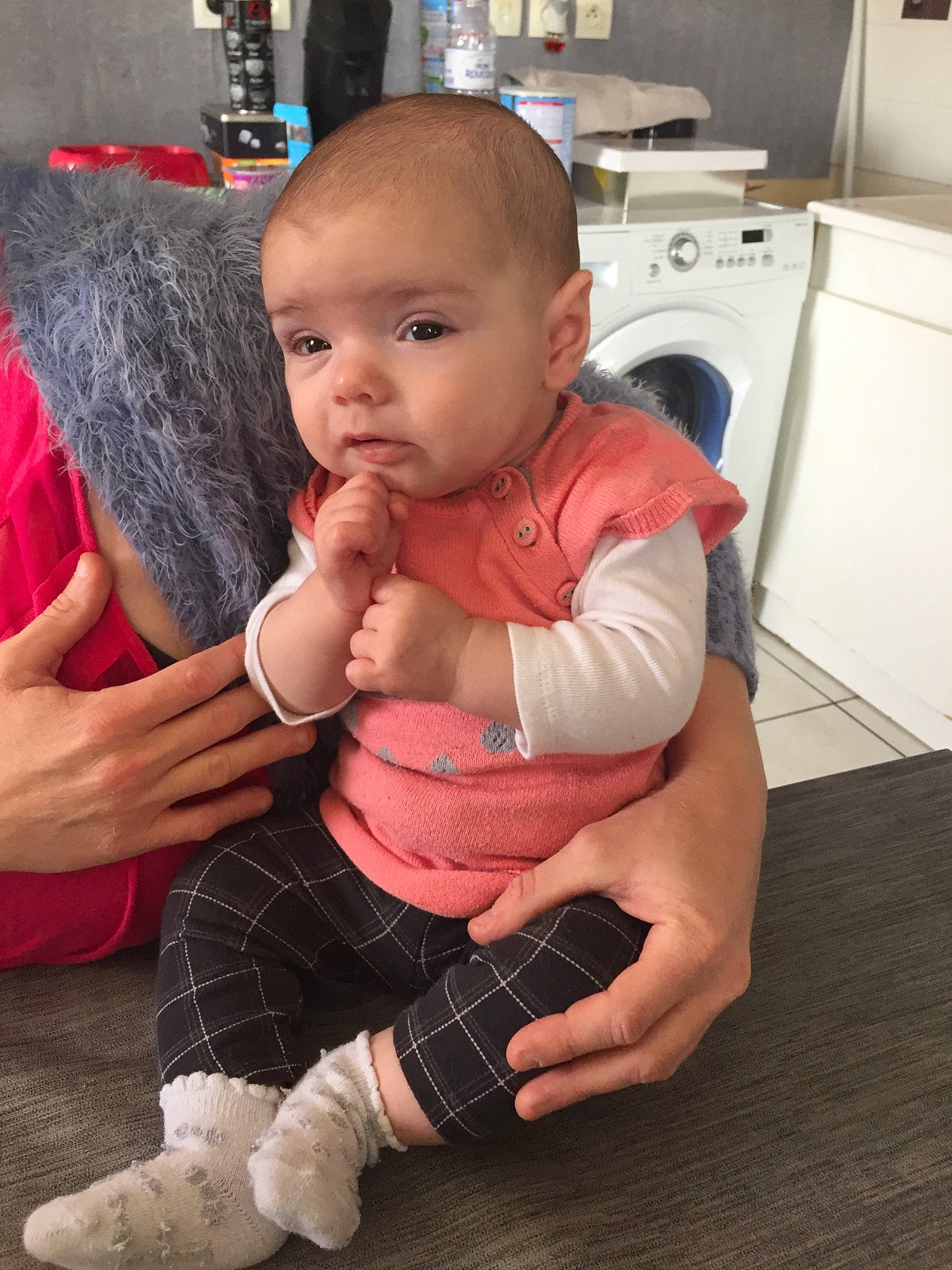 Talya a rejoint le concours — aidez-le/la à gagner de superbes lots ! arm, baby, cheek, child, finger, hand, head, leg, person, room, sitting, skin, thumb, toddler