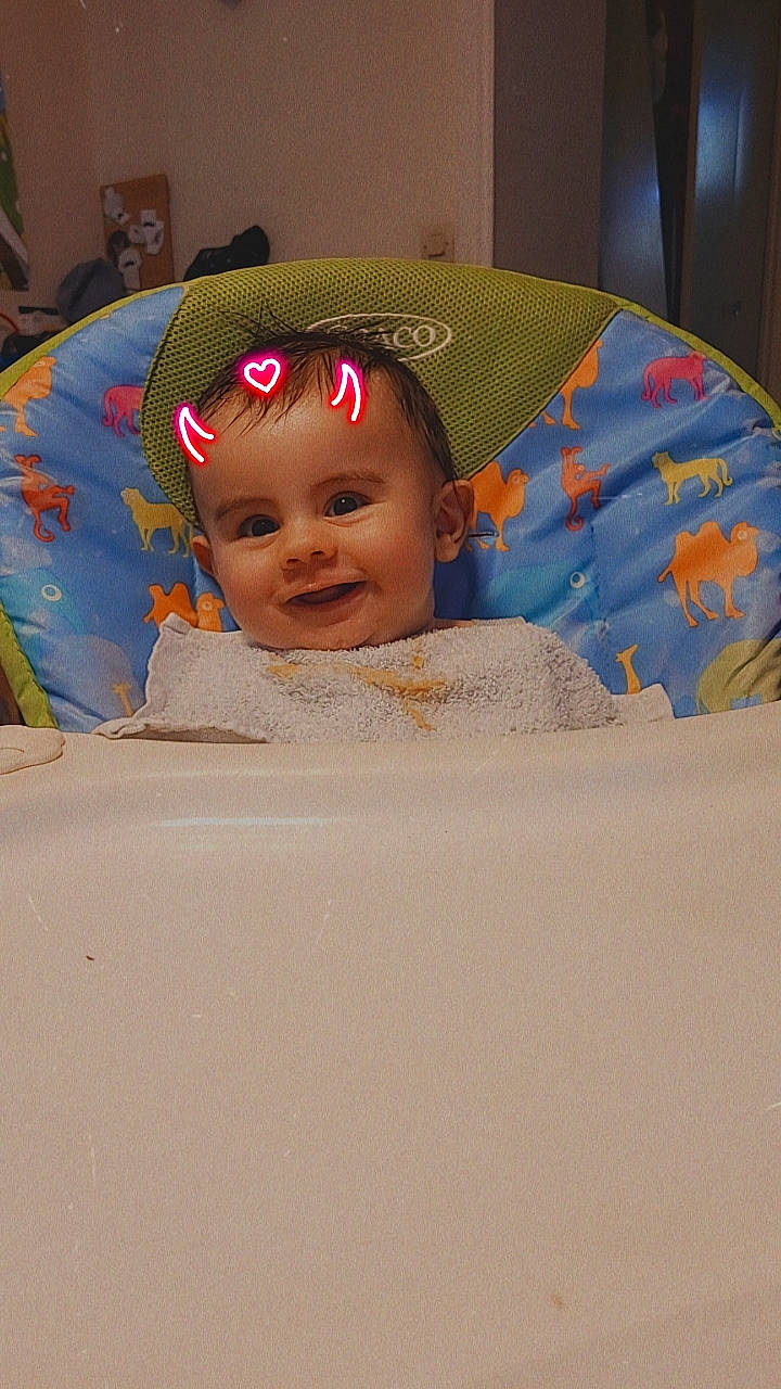 Rafael participe au concours pour gagner de l'argent avec cette photo : baby, baby_laughing, baby_products, baby_safety, baby_toddler_clothing, cap, child, comfort, costume_hat, fashion_accessory, fun, hair_accessory, headpiece, laugh, linens, pattern, person, room, smile, toddler