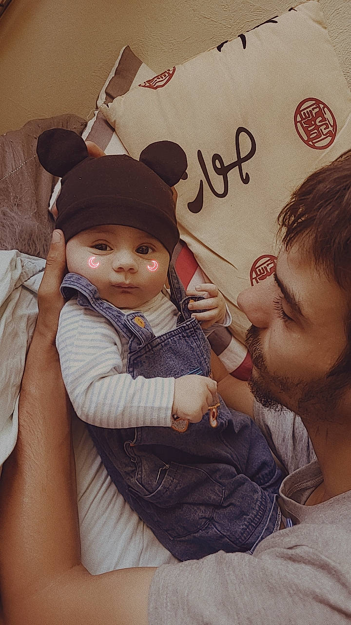 Rafael a rejoint le concours — aidez-le/la à gagner de superbes lots ! baby, cap, child, comfort, cool, eyelash, finger, fun, gesture, happy, jewellery, love, nail, person, room, sitting, skin, t_shirt, thumb, toddler