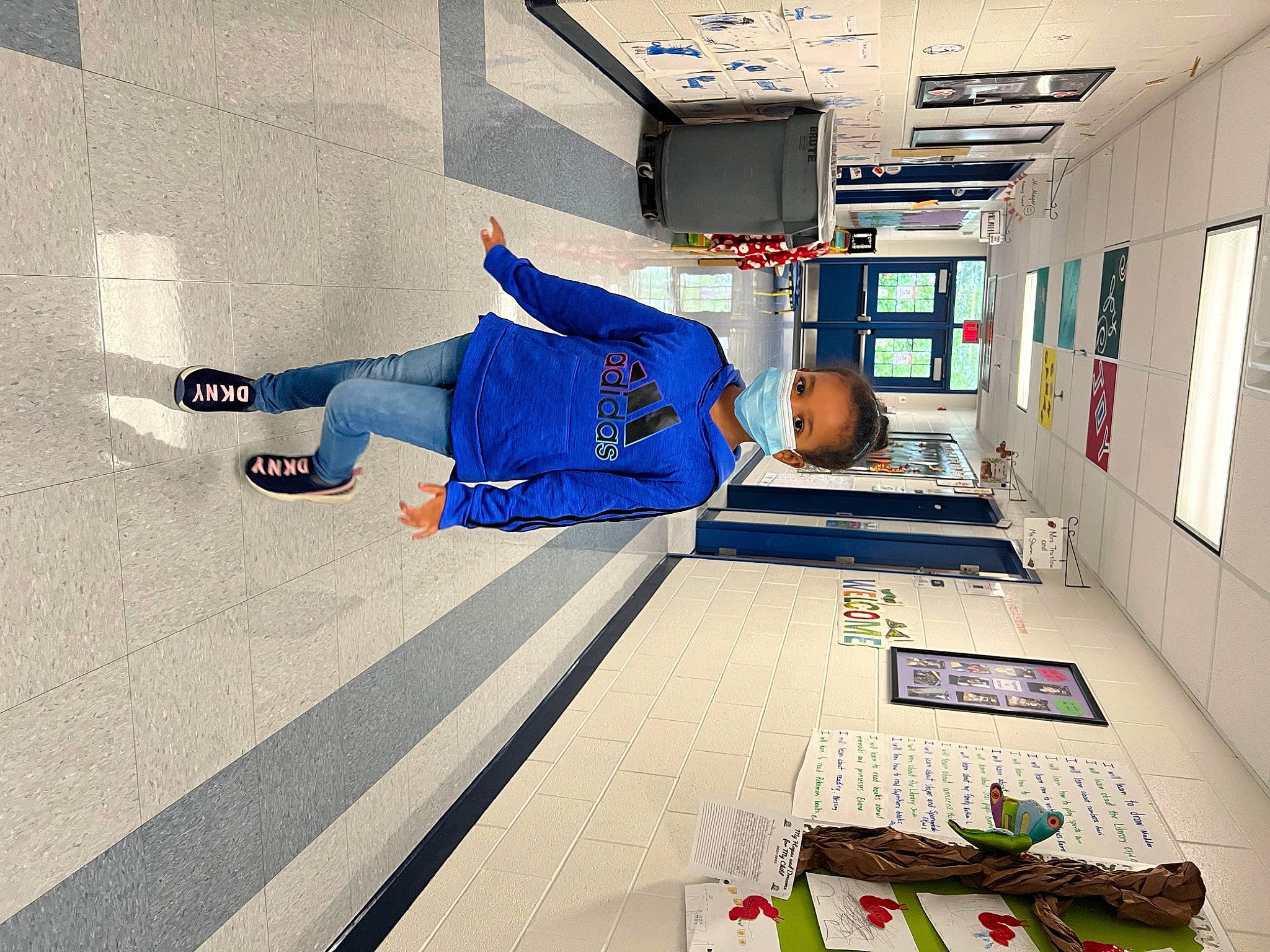 Herani is registered to the contest to win money with this photo: art, ceiling, concrete, electric_blue, floor, flooring, indoor_games_and_sports, leisure, person, recreation, recreation_room, room, sportswear, square, t_shirt, table, visual_arts