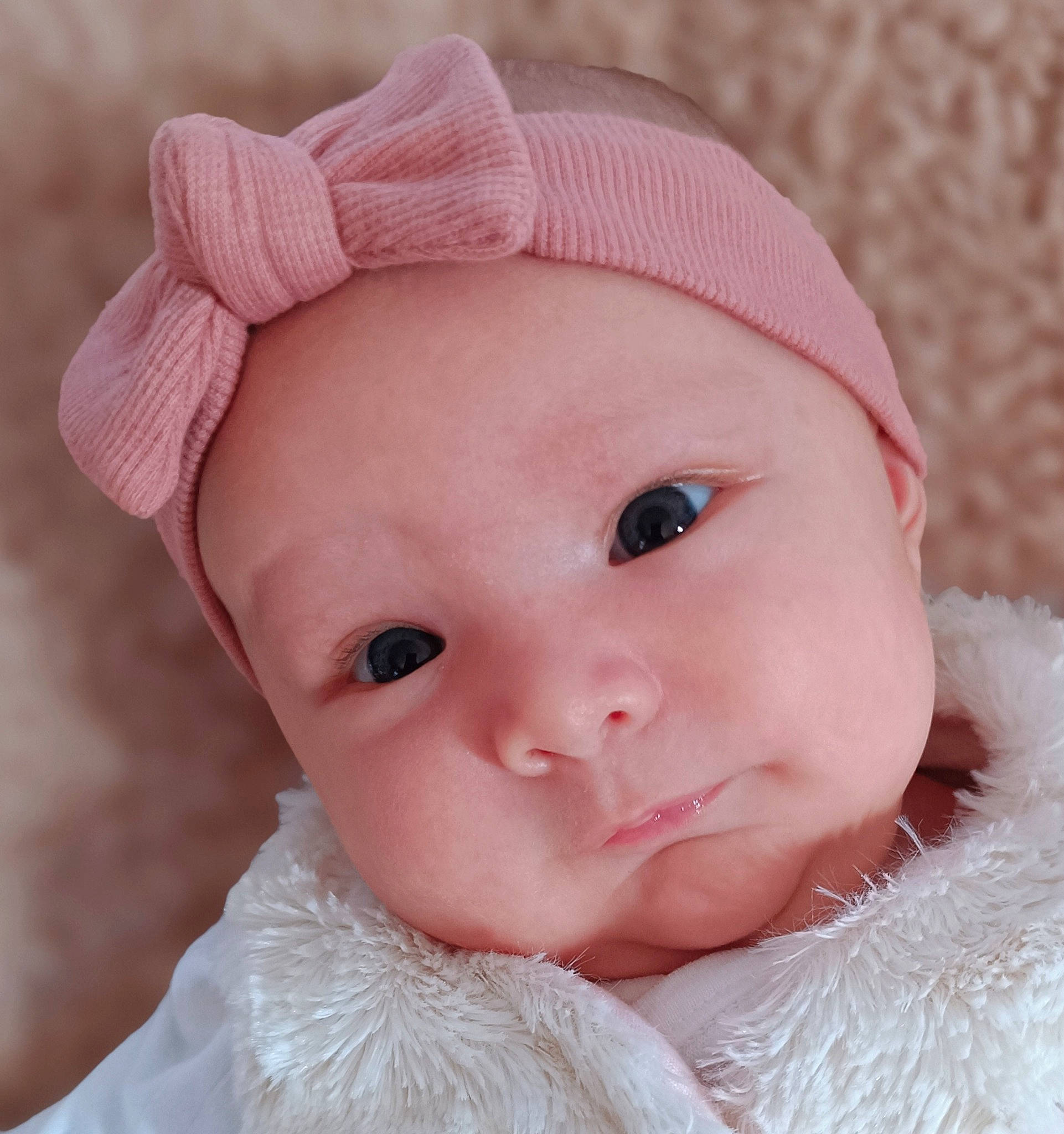 Iris a rejoint le concours — aidez-le/la à gagner de superbes lots ! baby, baby_toddler_clothing, cap, cheek, eyelash, face, fashion_accessory, fur, hair_accessory, happy, head, headband, headpiece, headwear, iris, lip, peach, person, pink, skin