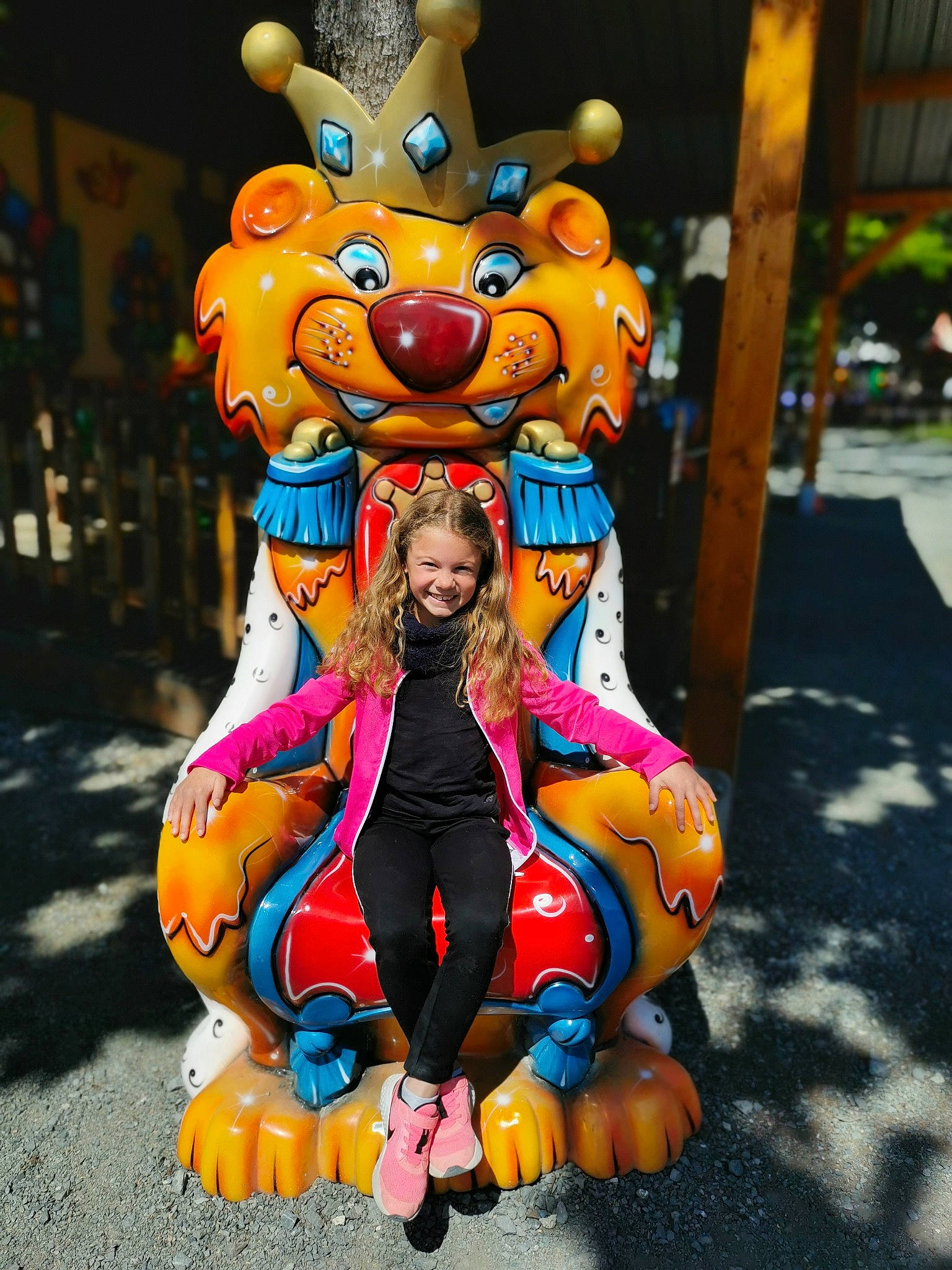 Lindsay a rejoint le concours — aidez-le/la à gagner de superbes lots ! art, costume, entertainment, event, festival, fun, fur, happy, hat, joy, leisure, mascot, orange, party_supply, person, public_event, recreation, snapshot, street, tourism