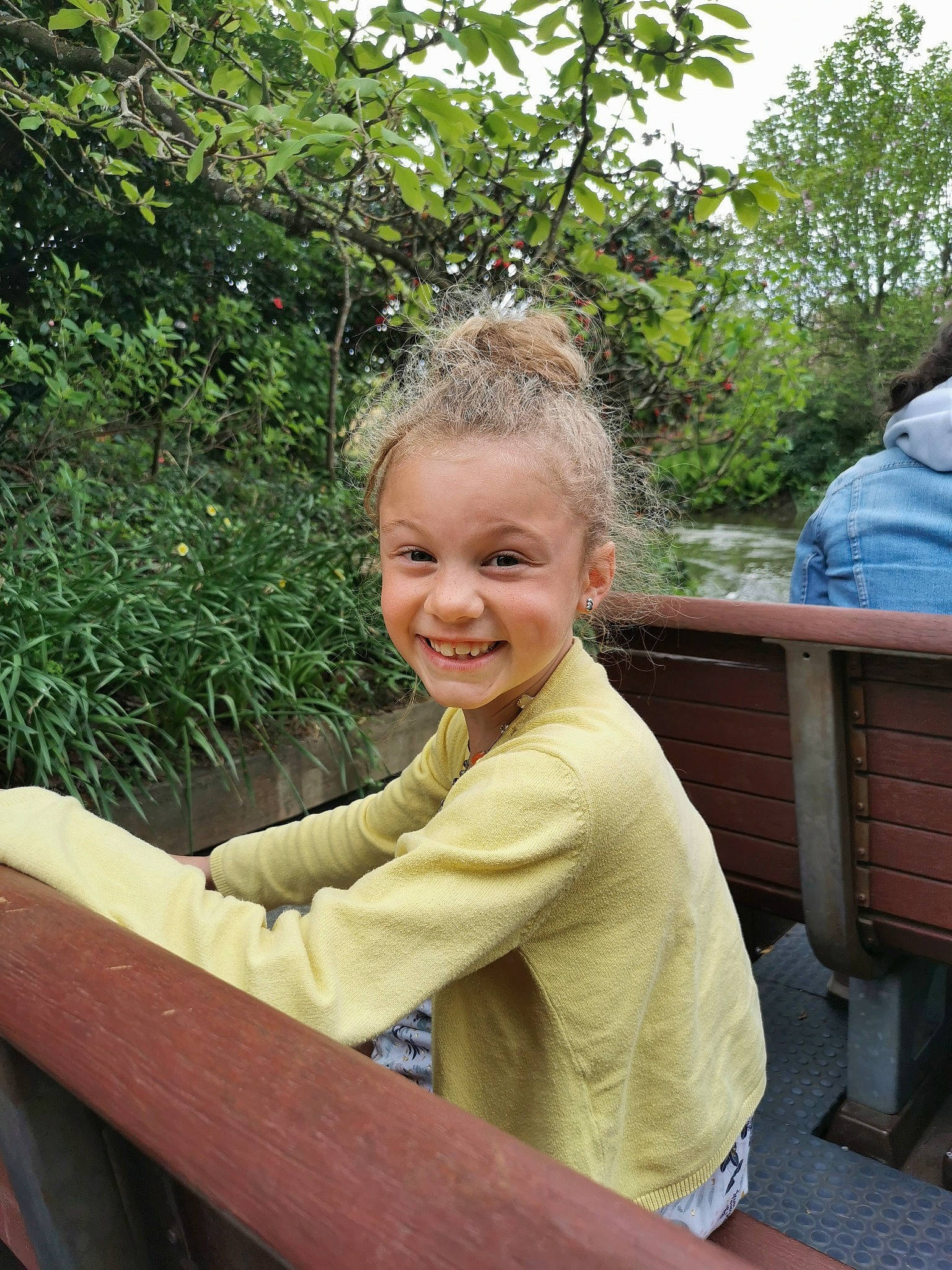 Lindsay participe au concours pour gagner de l'argent avec cette photo : backyard, botany, child, fun, garden, grass, happy, joy, laugh, leaf, leisure, outdoor_play_equipment, person, recreation, sitting, smile, t_shirt, toddler, tree, vacation