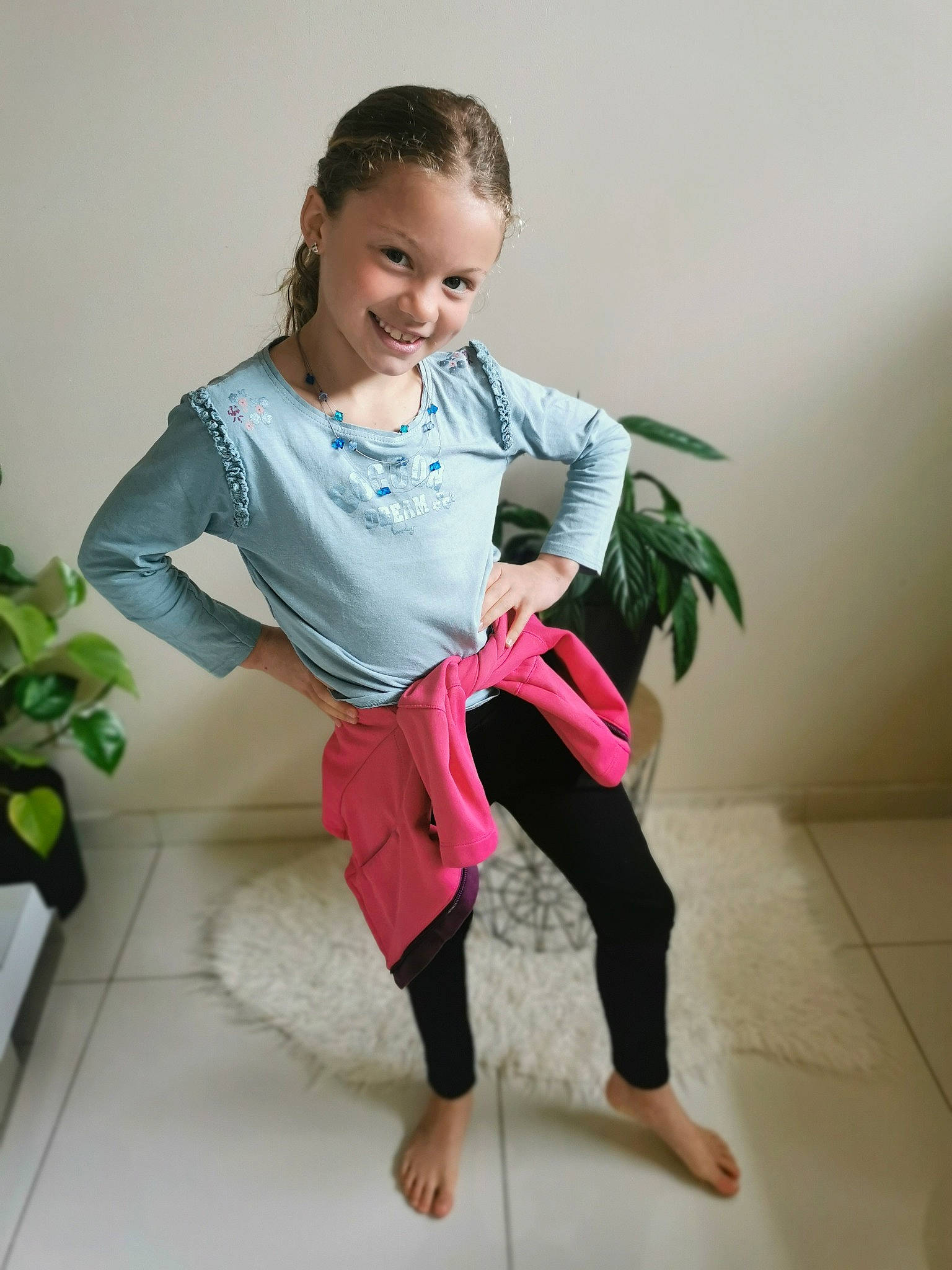 Lindsay a rejoint le concours — aidez-le/la à gagner de superbes lots ! baby_toddler_clothing, child, facial_expression, flooring, flowerpot, hair, happy, head, houseplant, human_leg, joy, knee, person, plant, skin, sleeve, smile, sock, sportswear, t_shirt